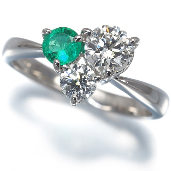 Tasaki Ring Emerald Diamond 0.74Ct Us5.75-6 900 Platinum: Tasaki Ring Emerald Diamond 0.74Ct Us5.75-6 900 Platinum Tasaki Ring Emerald Diamond 0.74Ct Us5.75-6 900 Platinum - A stunning platinum ring featuring a natural emerald main stone, paired with a total
