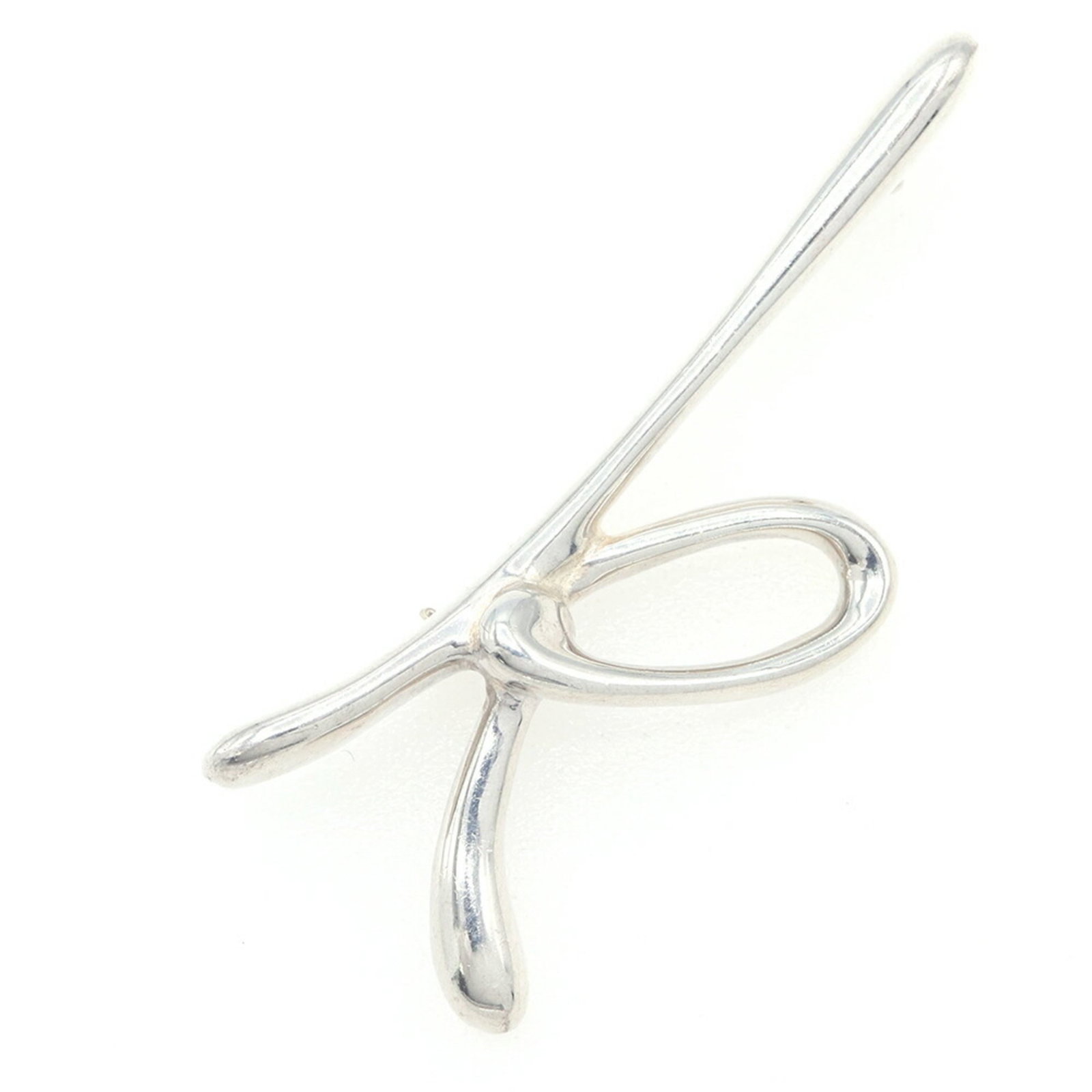 TIFFANY Brooch Sterling Silver 925: TIFFANY Brooch Sterling Silver 925 Sterling silver 925 Tiffany brooch in good used condition, featuring visible scratches, scuffs, and dirt. Measuring 1.8cm x 5cm, this brooch showcases the classic