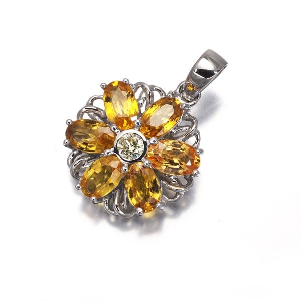 Estelle Pendant Yellow Sapphire Diamond Flower 14K 585 White Gold: Estelle Pendant Yellow Sapphire Diamond Flower 14K 585 White Gold 14K white gold pendant featuring a stunning natural yellow sapphire and diamond flower design, set in a delicate 20mm chain. The