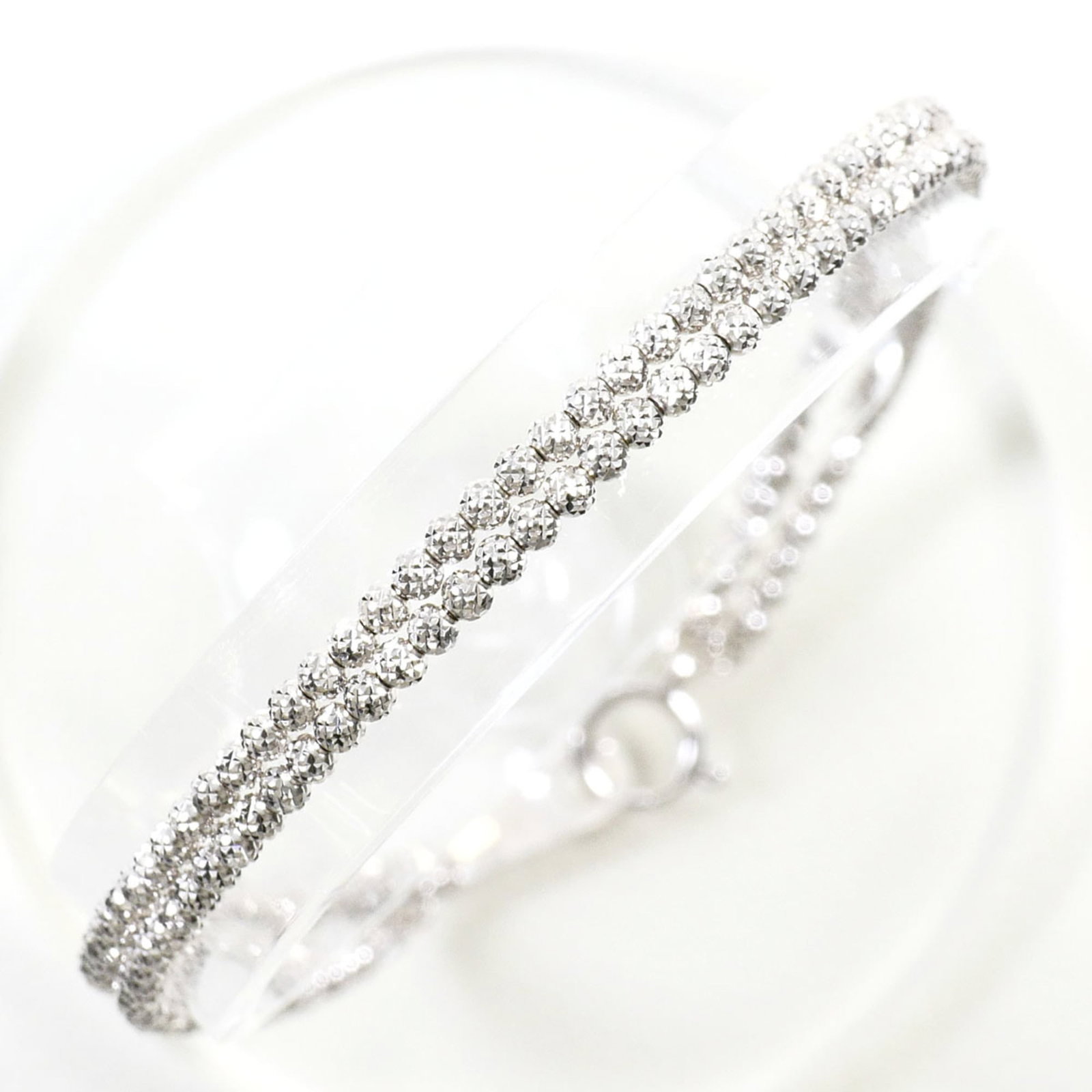 Charm Bracelet White Gold (18K): Charm Bracelet White Gold (18K) White gold (18K) charm bracelet with a sleek 20cm length, weighing 5.2g, offering a subtle yet elegant accessory for everyday wear. This like-new used bracelet boasts e