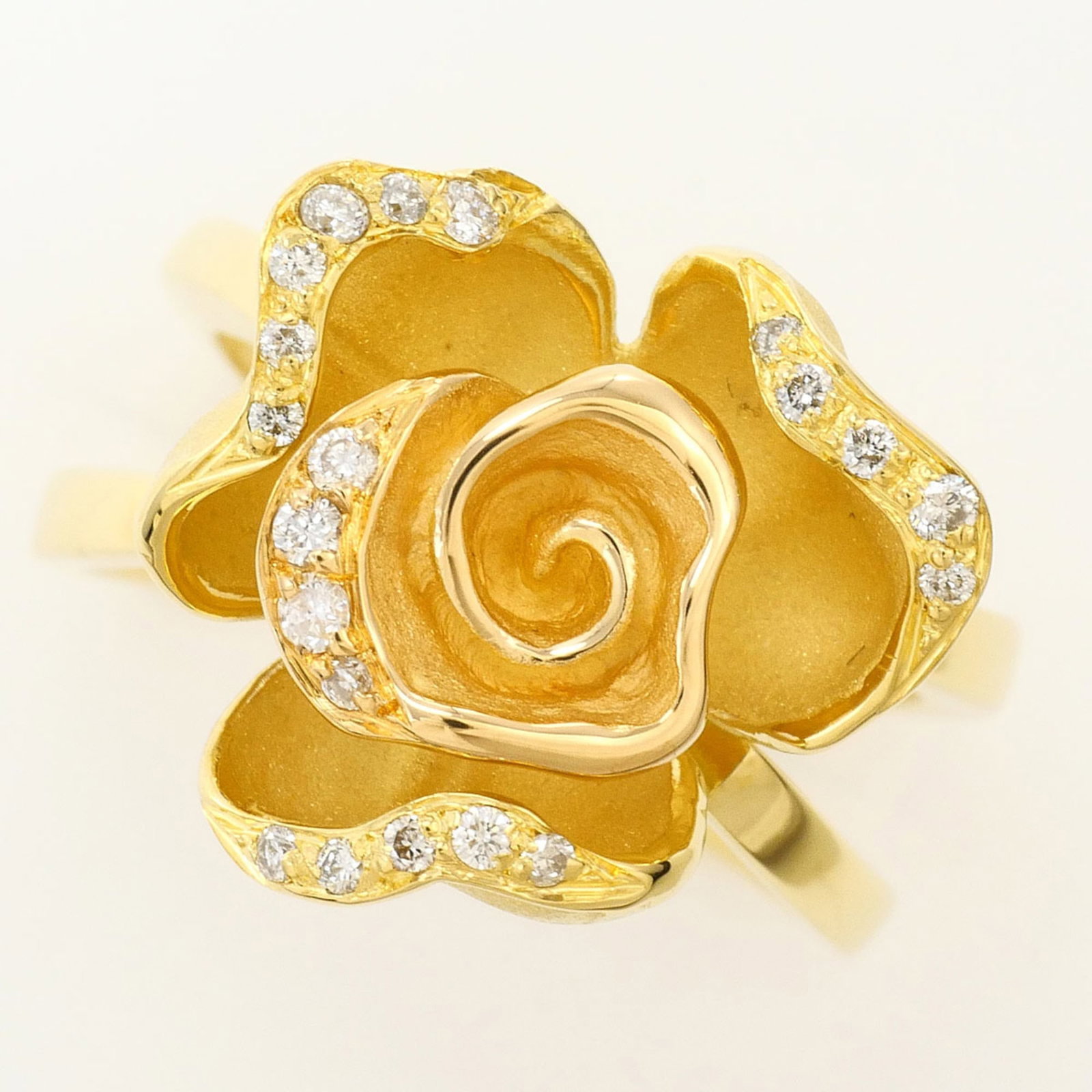Band Ring Yellow Gold (18K): Band Ring Yellow Gold (18K) Yellow gold 18K band ring features a diamond stone, set in a high-quality yellow gold band with a US size 4.5. This like new used ring boasts a 15mm width and weighs 8.9g, 