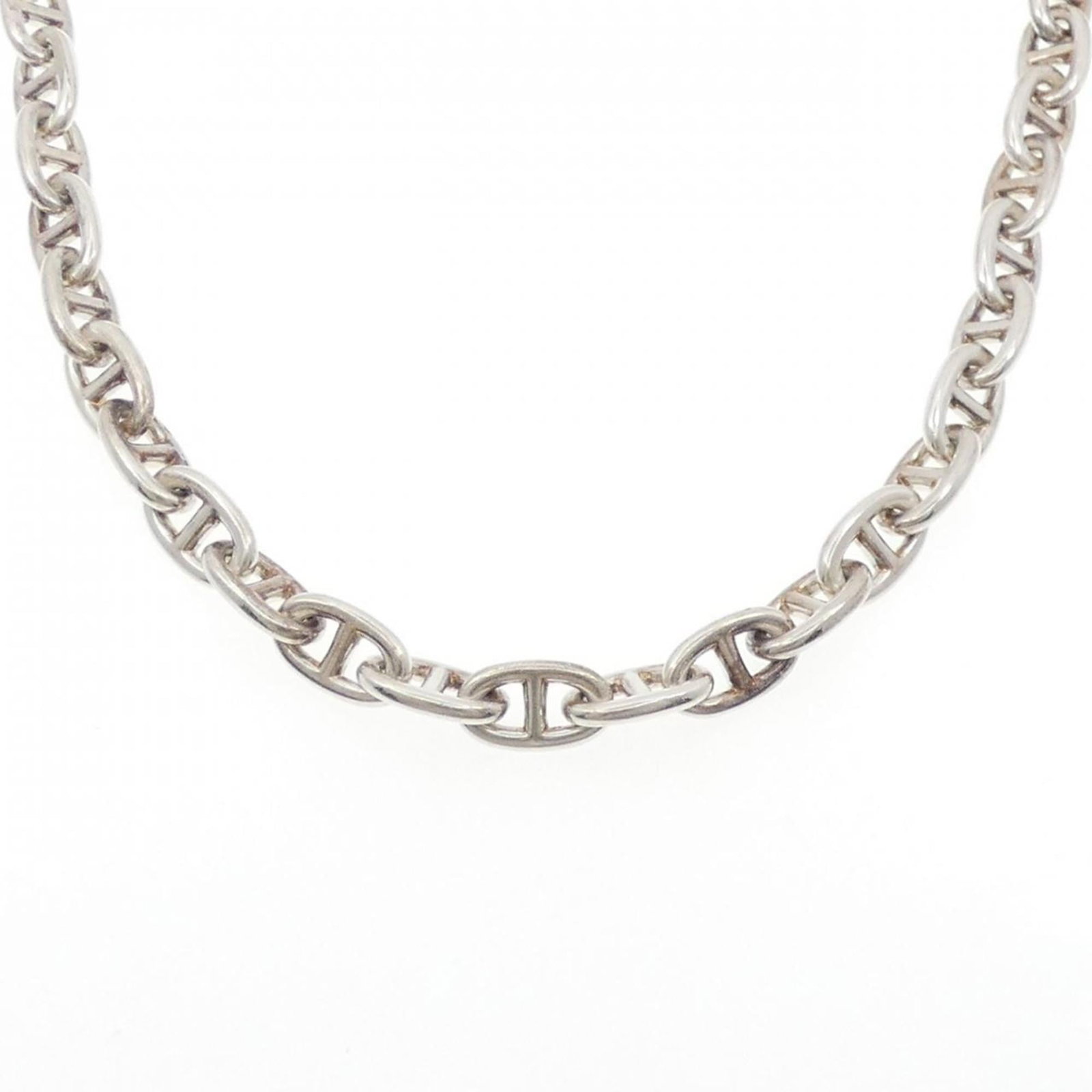 HERMES Silver 925: HERMES Silver 925 Silver 925 necklace from Hermes features a sleek design with a silver finish. The necklace measures 43 cm in circumference and is made from high-quality silver. Gently used with mino