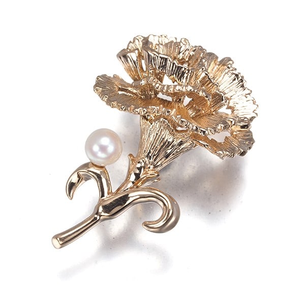 Mikimoto Brooch Baby Akoya Pearl 3.3Mm Carnation Flower Pin 18K Rg: Mikimoto Brooch Baby Akoya Pearl 3.3Mm Carnation Flower Pin 18K Rg The Mikimoto brooch features a 3.3mm Akoya pearl set in 18k rose gold, creating a delicate and elegant design. The pin is adorned wit