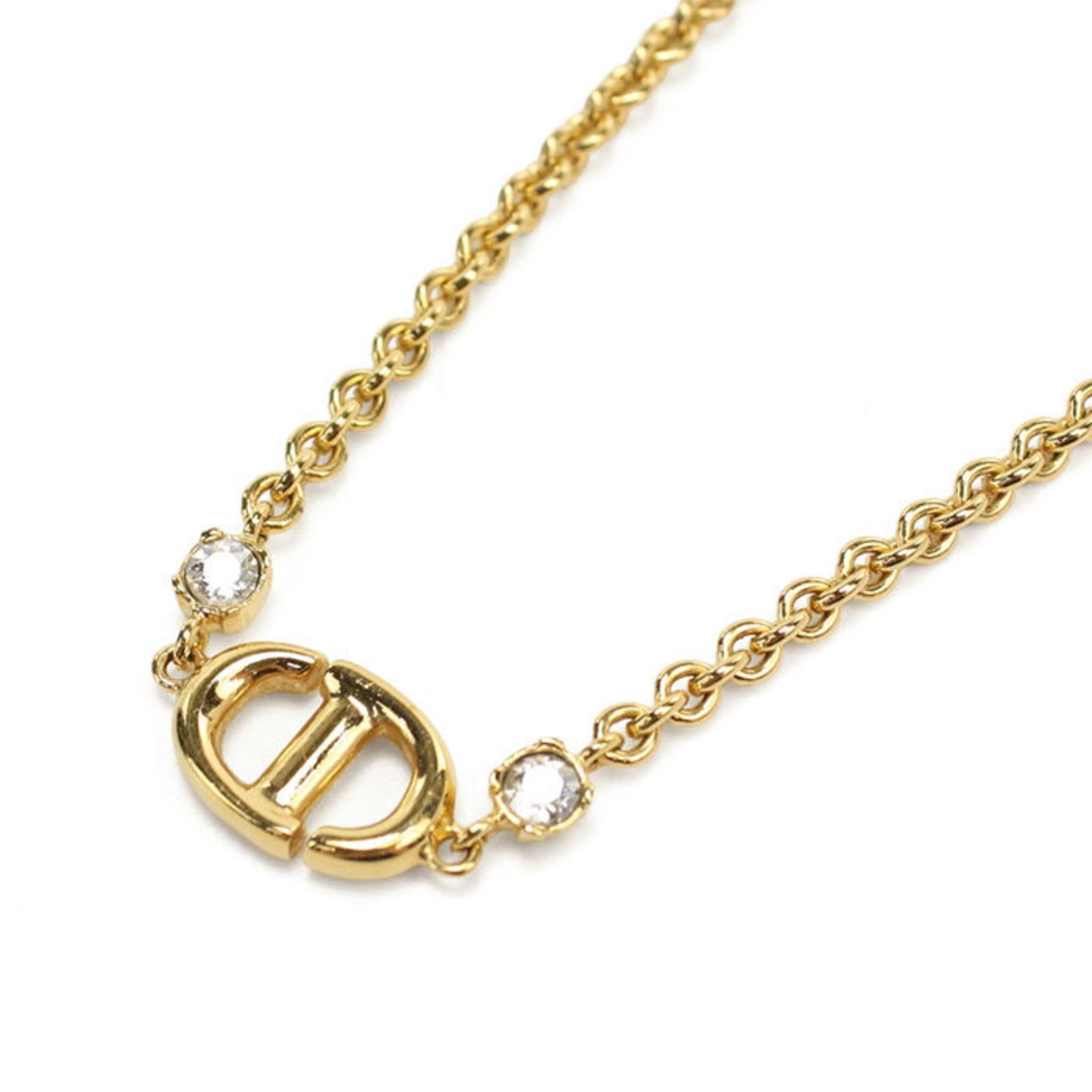 CHRISTIAN DIOR Metal: CHRISTIAN DIOR Metal Gently used Christian Dior metal necklace in gold, featuring a 8mm x 12mm pendant. The necklace has a 40 cm / 15.74'' circumference and bears minor signs of wear, including small