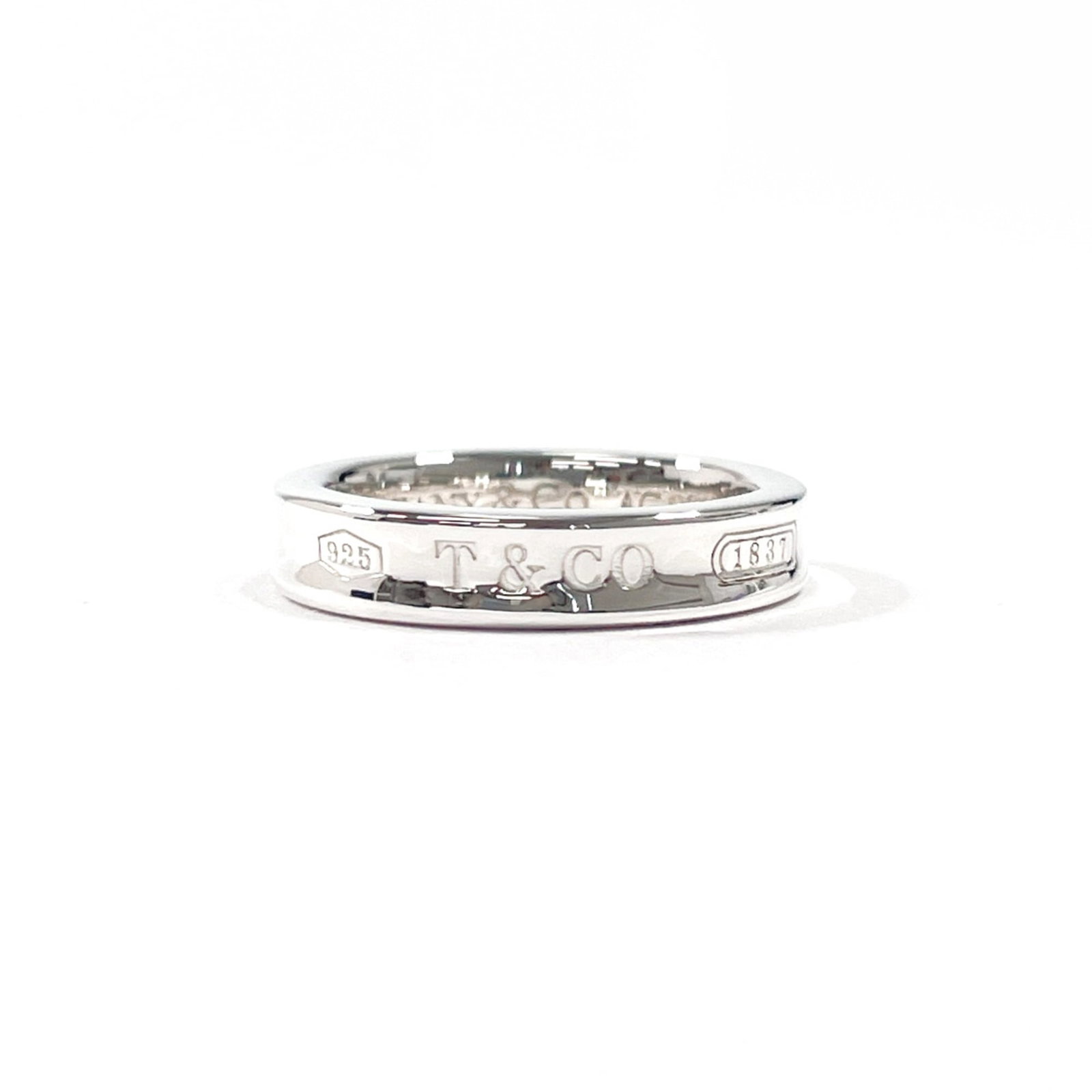 TIFFANY Band Ring Silver 925: TIFFANY Band Ring Silver 925 Silver 925 band ring from Tiffany, a classic women's accessory, is available. This gently used ring features a silver band with minor signs of wear, including small