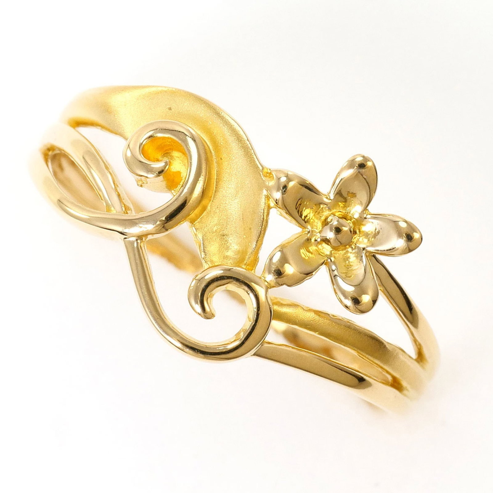 Band Ring Yellow Gold (18K): Band Ring Yellow Gold (18K) Yellow gold band ring with 18K metal purity, featuring a 10mm width and 6.5 US size, weighing 2g. This like-new used ring boasts excellent condition with no visible wear, m