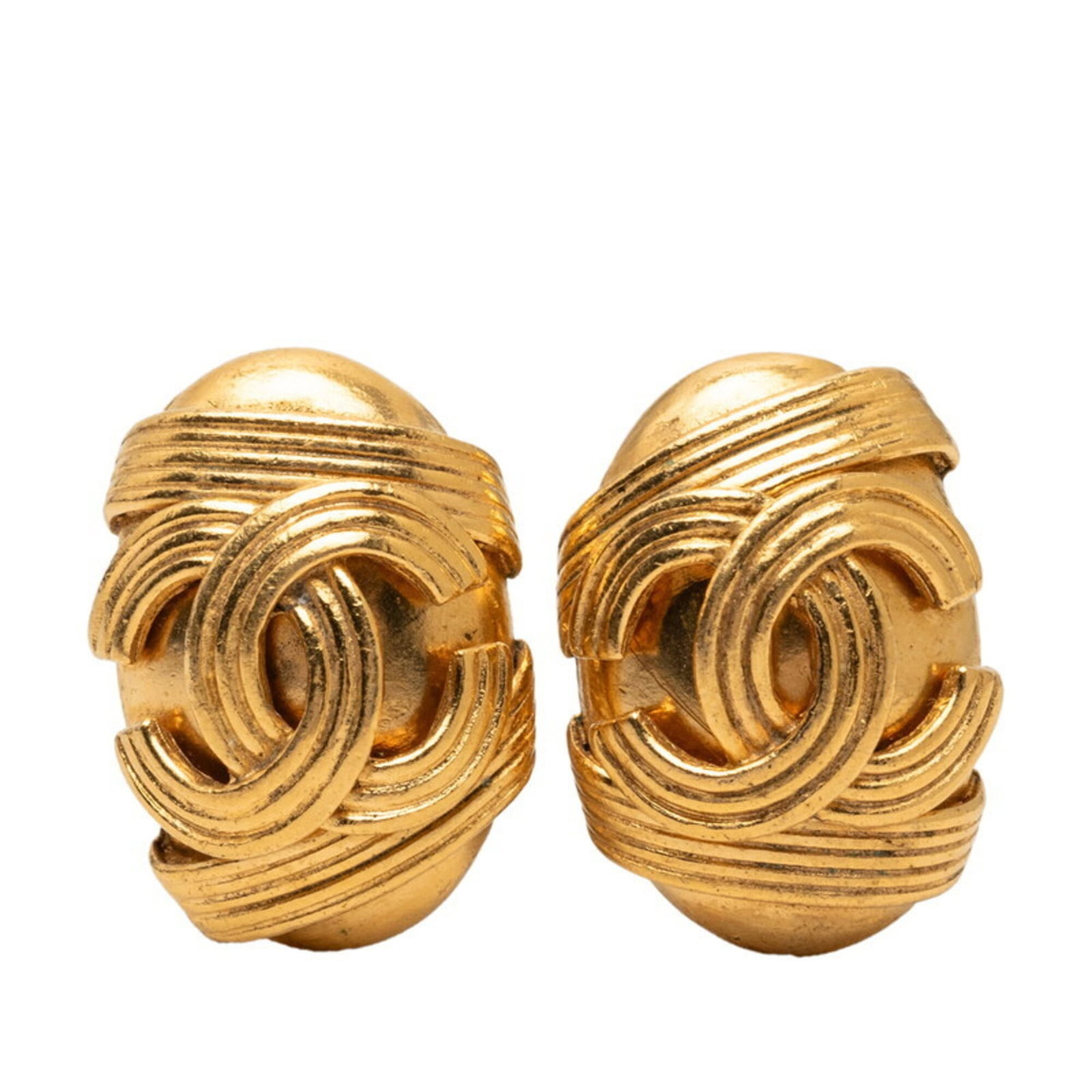 CHANEL Clip Earrings Gold: CHANEL Clip Earrings Gold Gold Clip Earrings from CHANEL, featuring a classic design with visible scratches and scuffs, adding to their unique character. Measuring 23.30mm x 17.00mm, these clip