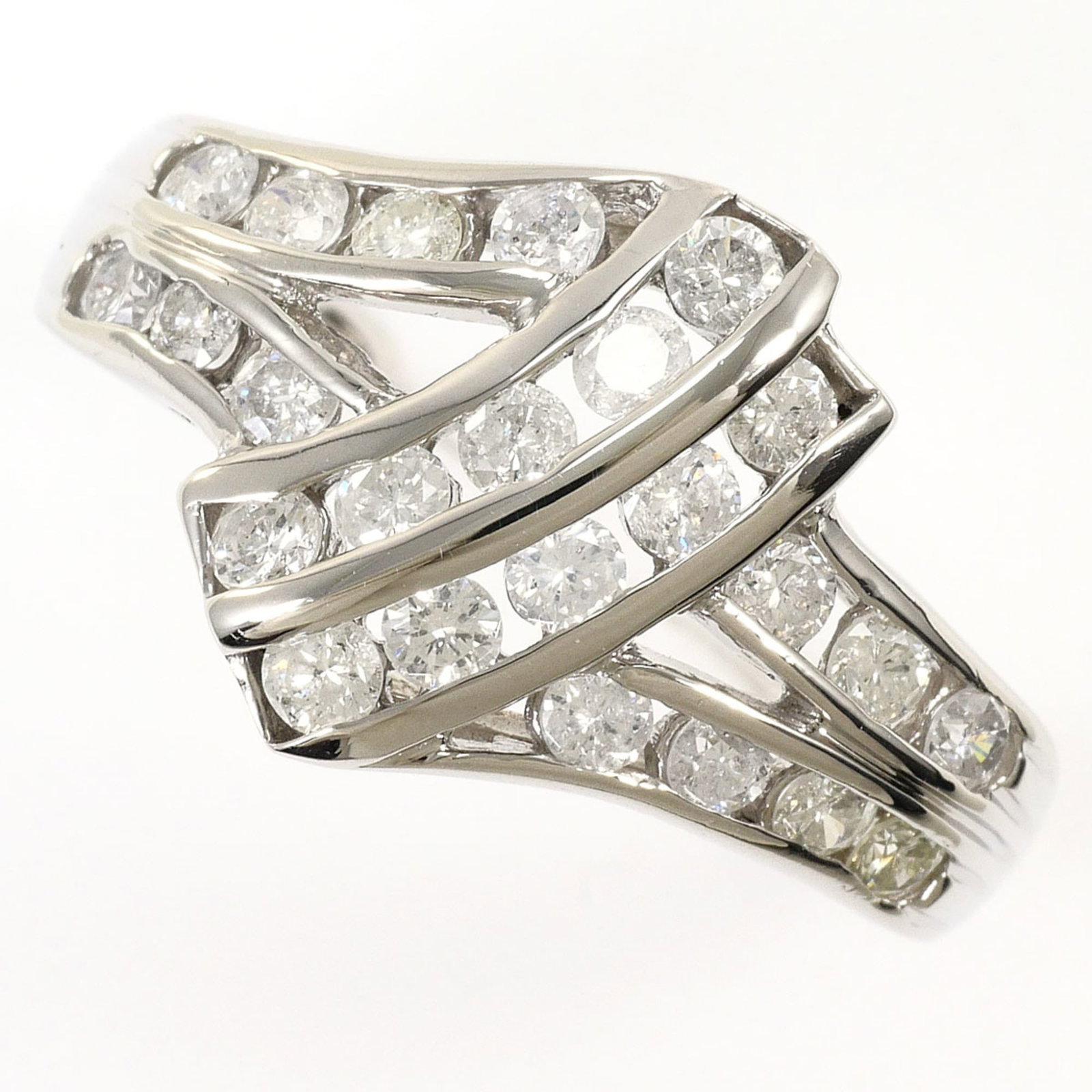 Band Ring Platinum 850: Band Ring Platinum 850 Platinum 850 band ring boasts a sleek 12mm width and a diamond stone, set against a luxurious platinum backdrop. Weighing in at 5.2g, this statement piece is crafted from