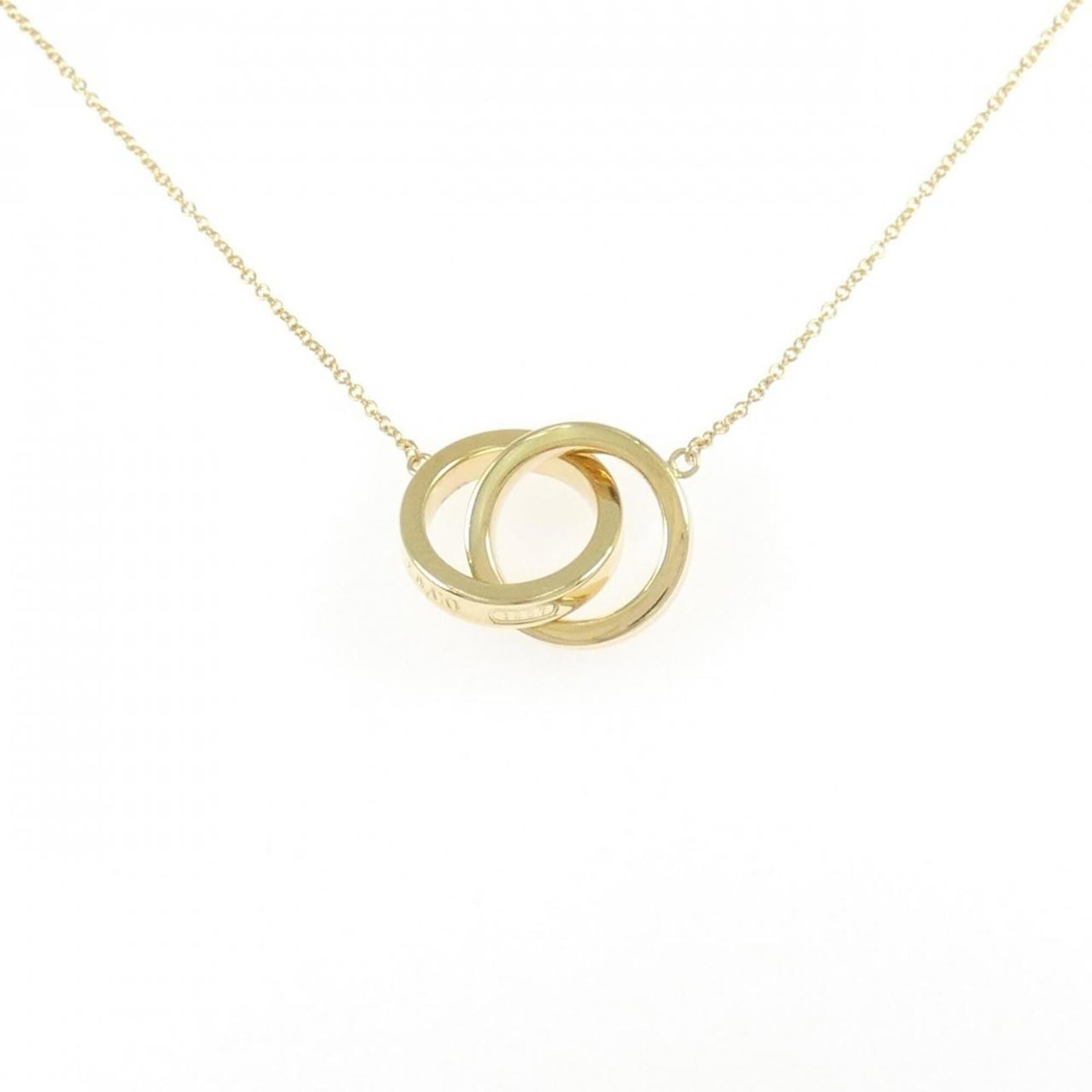 TIFFANY Yellow Gold (18K): TIFFANY Yellow Gold (18K) Yellow gold (18K) necklace with a pendant that measures 14.2mm in diameter, set against a 41 cm / 16.14'' chain. This necklace is made from 18K yellow gold and is in like new