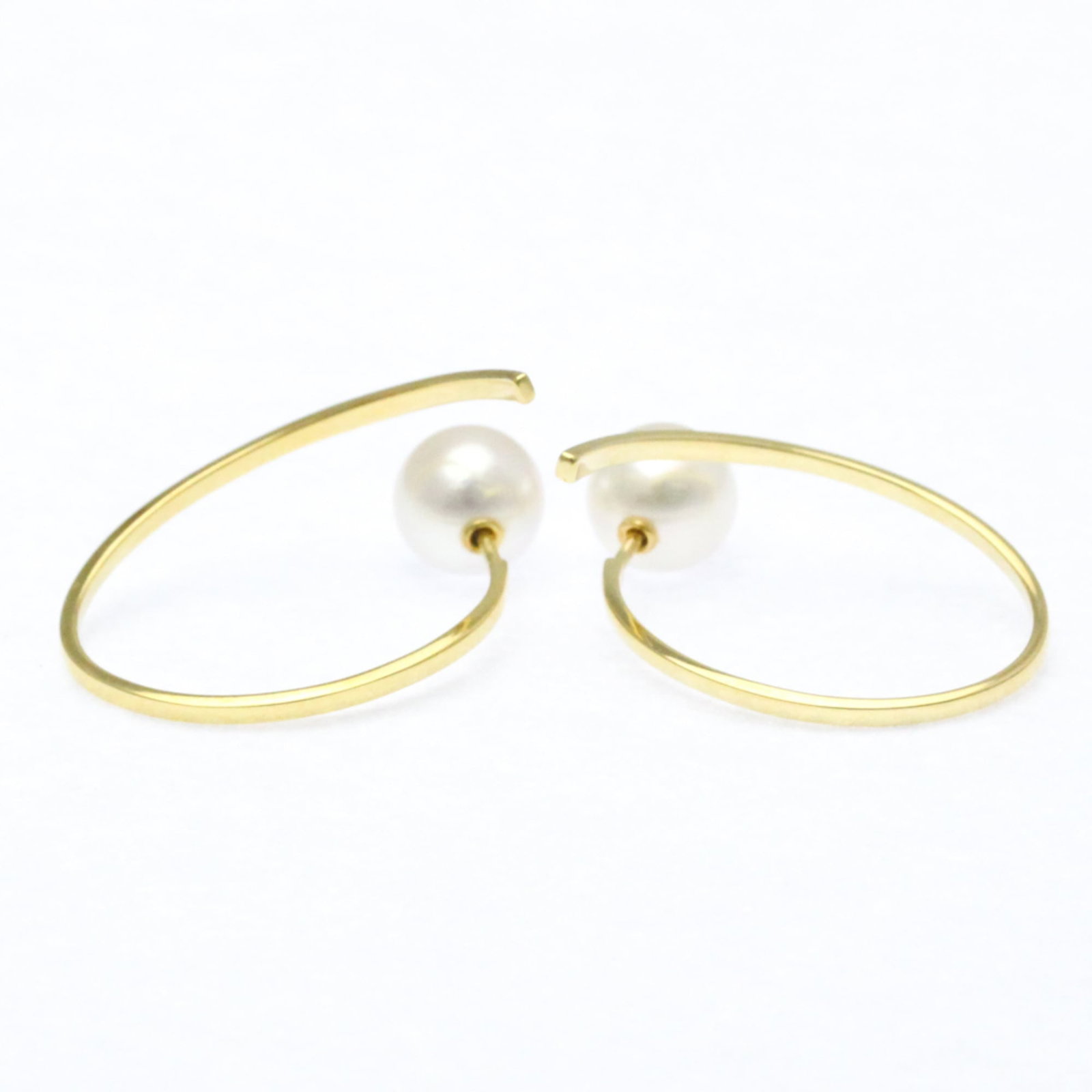 TASAKI Hoop Earrings Yellow Gold (18K): TASAKI Hoop Earrings Yellow Gold (18K) Yellow gold (18K) hoop earrings featuring a beautiful pearl stone, crafted with a delicate balance of elegance and sophistication. The 28.80mm x 1.50mm hoop is