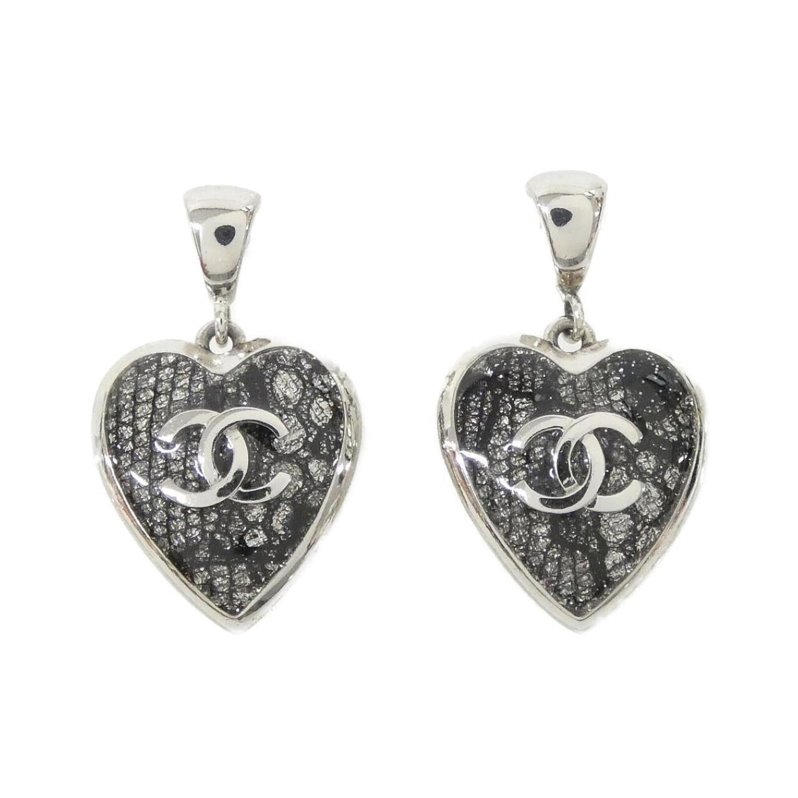 CHANEL Stud Earrings Black Silver: CHANEL Stud Earrings Black Silver Black silver stud earrings from CHANEL, bearing minor signs of wear, are available. The earrings measure 33.00mm x 20.00mm and are in very good condition, with small 
