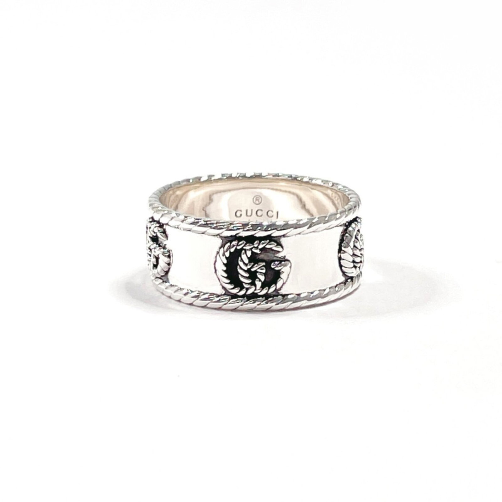 GUCCI Band Ring Silver 925: GUCCI Band Ring Silver 925 Silver 925 band ring from Gucci, crafted in Italy, features a sleek and modern design. The item bears minor signs of wear, with small scratches or light marks, but remains i