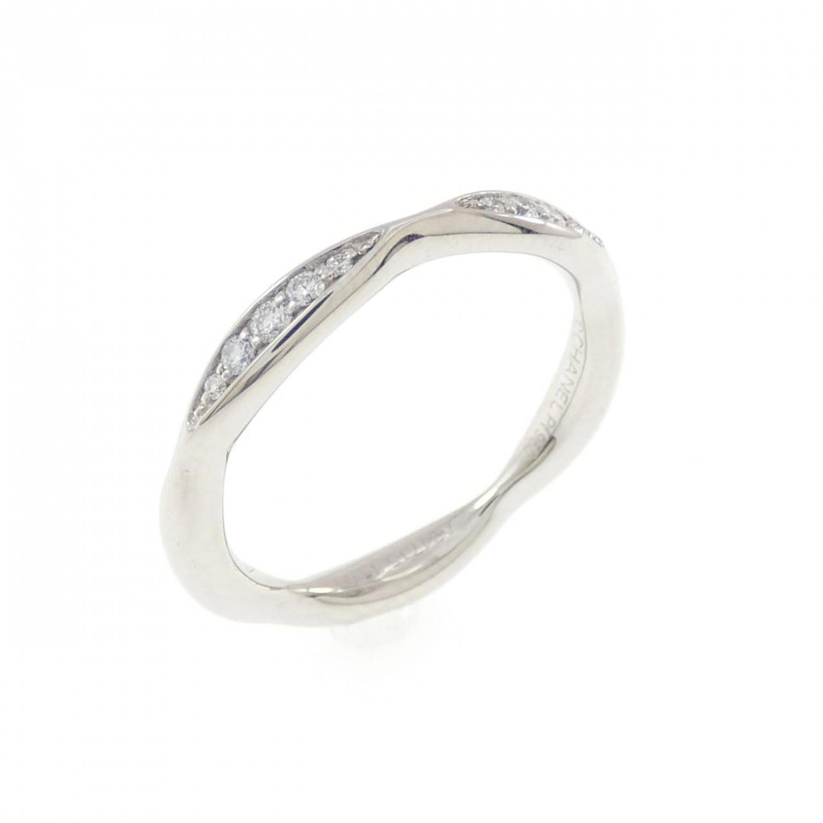 CHANEL Band Ring Platinum 950: CHANEL Band Ring Platinum 950 Platinum 950 band ring from the iconic CHANEL collection, featuring a diamond stone and sleek platinum design. This like new used ring boasts excellent condition with onl