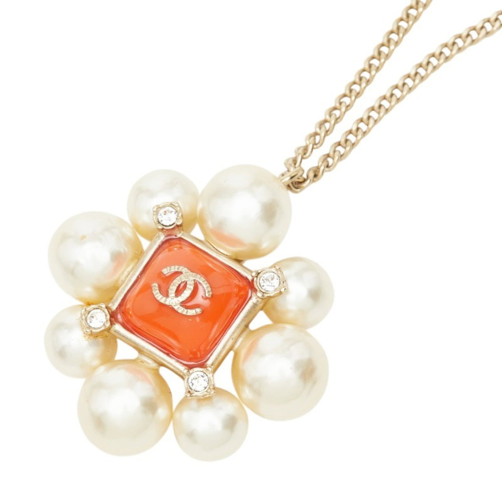 CHANEL Artificial Pearl Gold Plating: CHANEL Artificial Pearl Gold Plating Artificial pearl gold plating necklace with a 60 cm chain, featuring a 34.8mm x 34.4mm pendant. This Chanel necklace boasts a luxurious gold plating finish with or