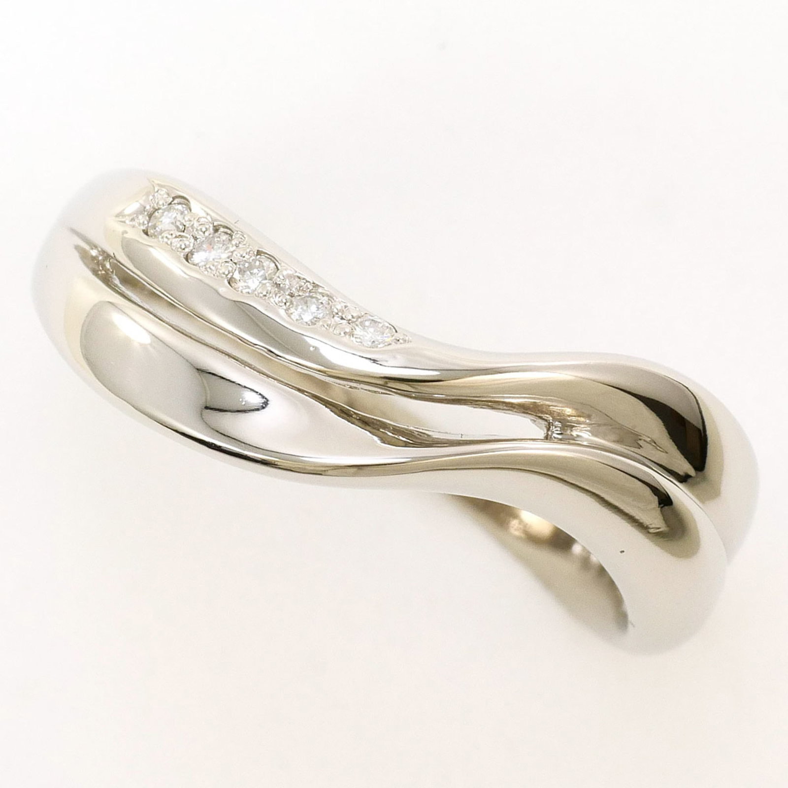 Band Ring Platinum 900: Band Ring Platinum 900 Platinum 900 band ring features a 0.05 carat diamond stone set in a high-quality platinum metal. The ring boasts a sleek 6mm width and US size 8, making it a versatile