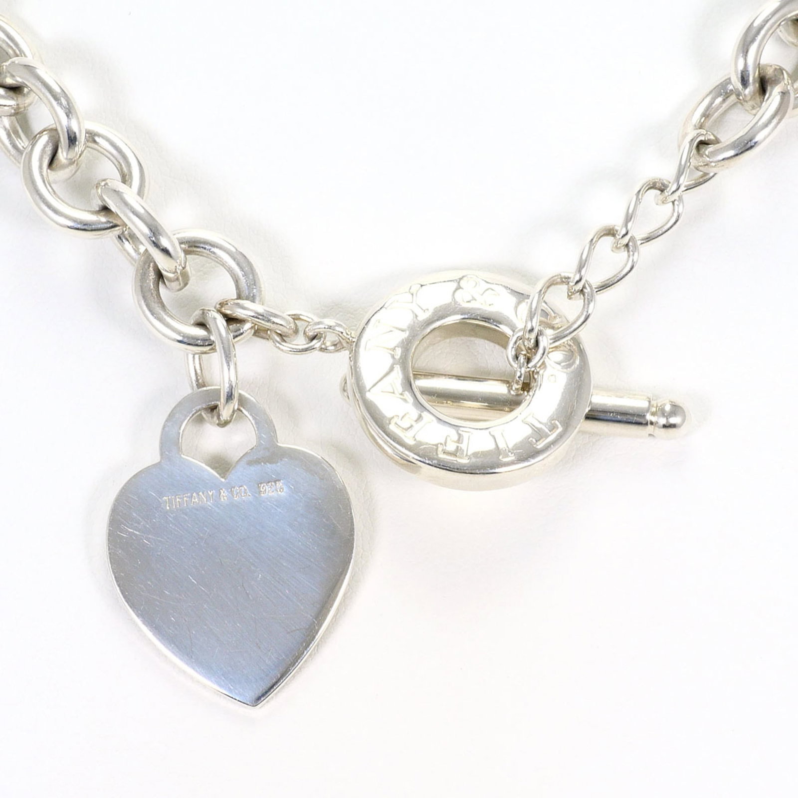 TIFFANY Silver 925: TIFFANY Silver 925 Silver 925 pendant from Tiffany, a renowned luxury brand, boasts a sleek 26mm x 20mm design. Made from high-quality silver, this necklace type features a 40 cm / 15.74'' adjustable 