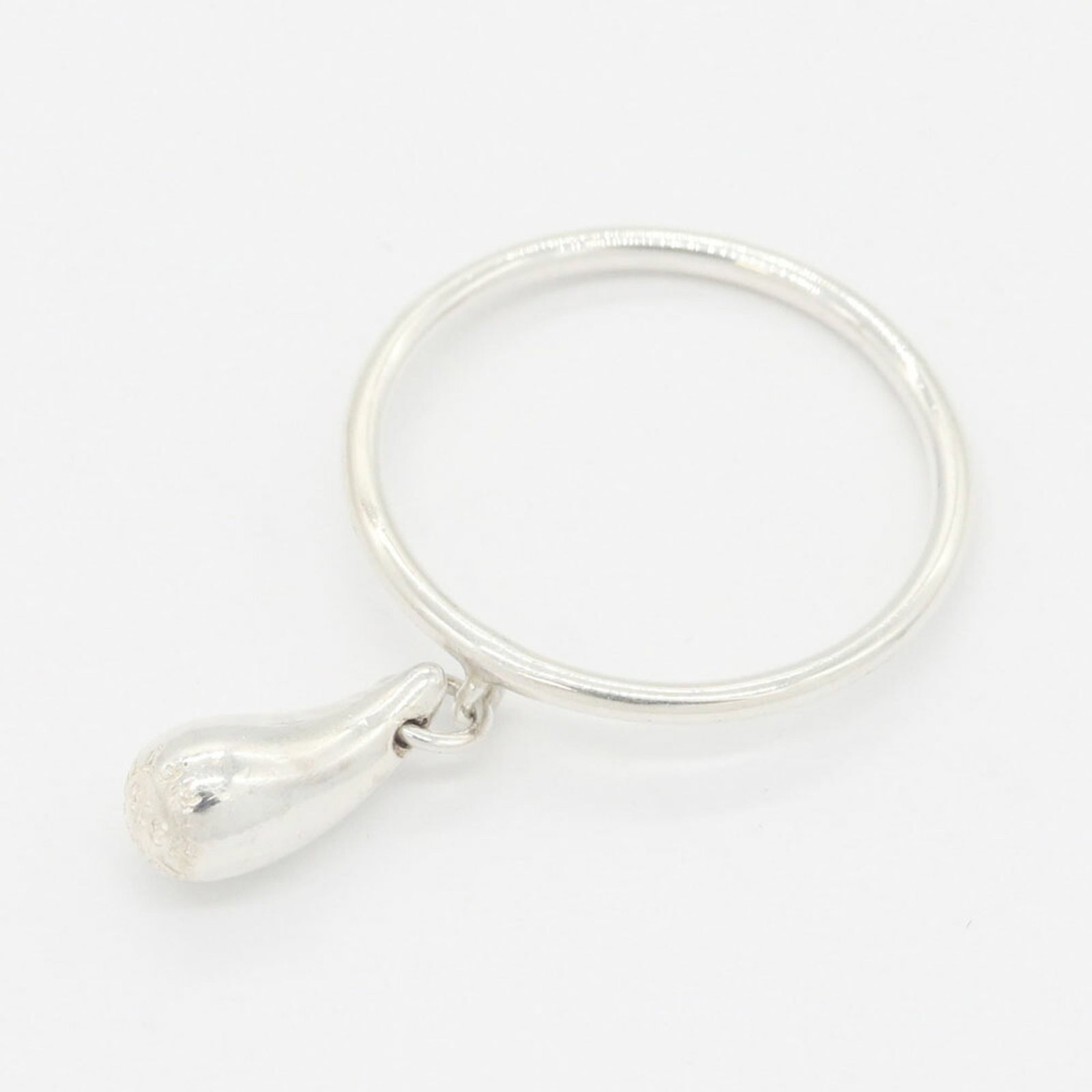 TIFFANY Band Ring Sterling Silver 925: TIFFANY Band Ring Sterling Silver 925 Sterling silver 925 band ring from Tiffany, a timeless piece in very good condition. The ring features minor signs of wear, with small scratches or light marks,
