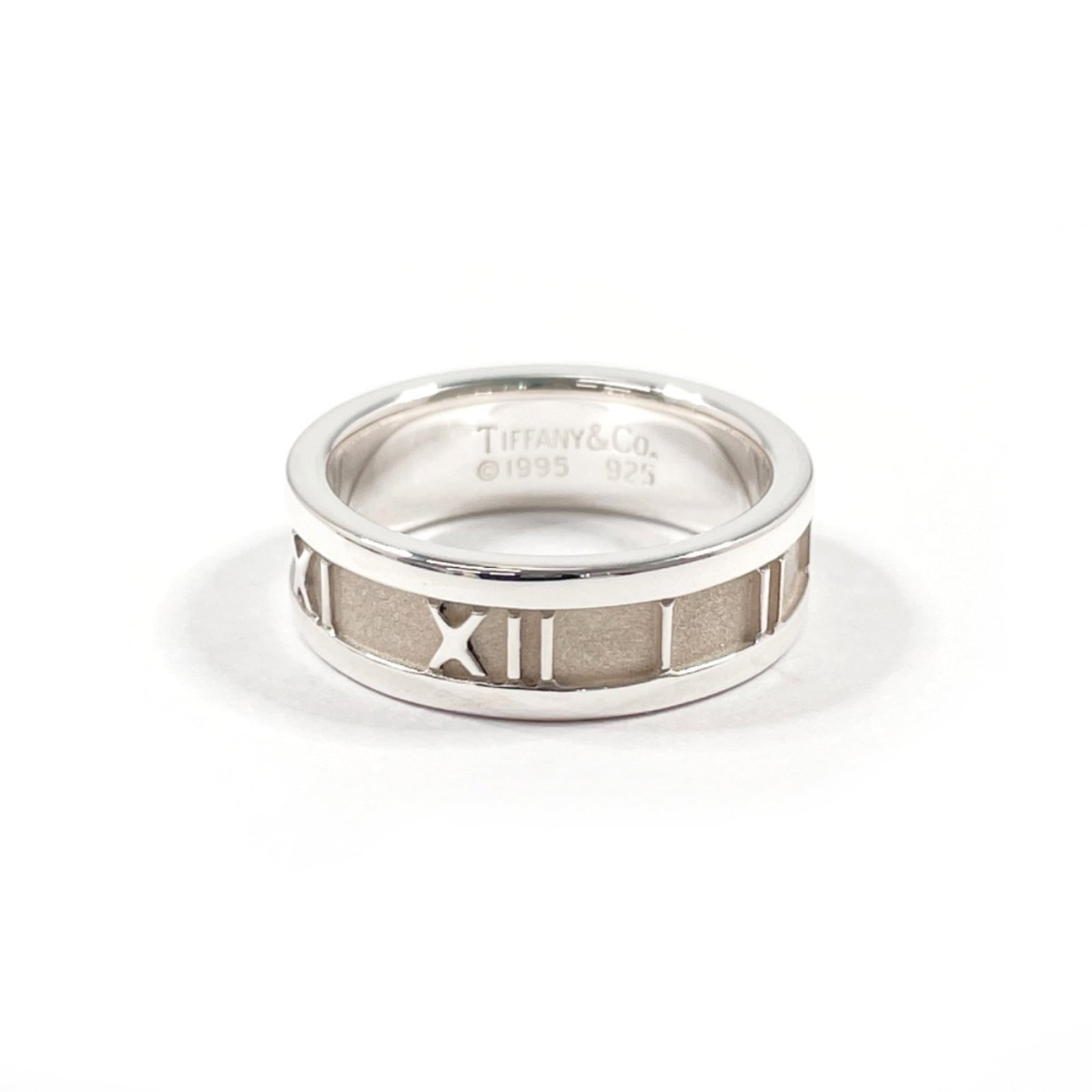 TIFFANY Band Ring Silver 925: TIFFANY Band Ring Silver 925 Silver 925 band ring from Tiffany, a classic design in a timeless silver finish. The ring features a simple band style with minor signs of wear, including small scratches 