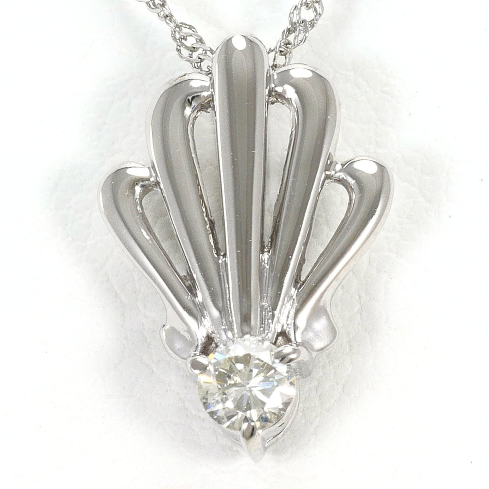 Platinum 850 Platinum 900: Platinum 850 Platinum 900 Platinum 850 and Platinum 900, two premium metals, come together in this exquisite necklace featuring a 0.11 carat diamond. The necklace boasts a 39 cm circumference and a pe