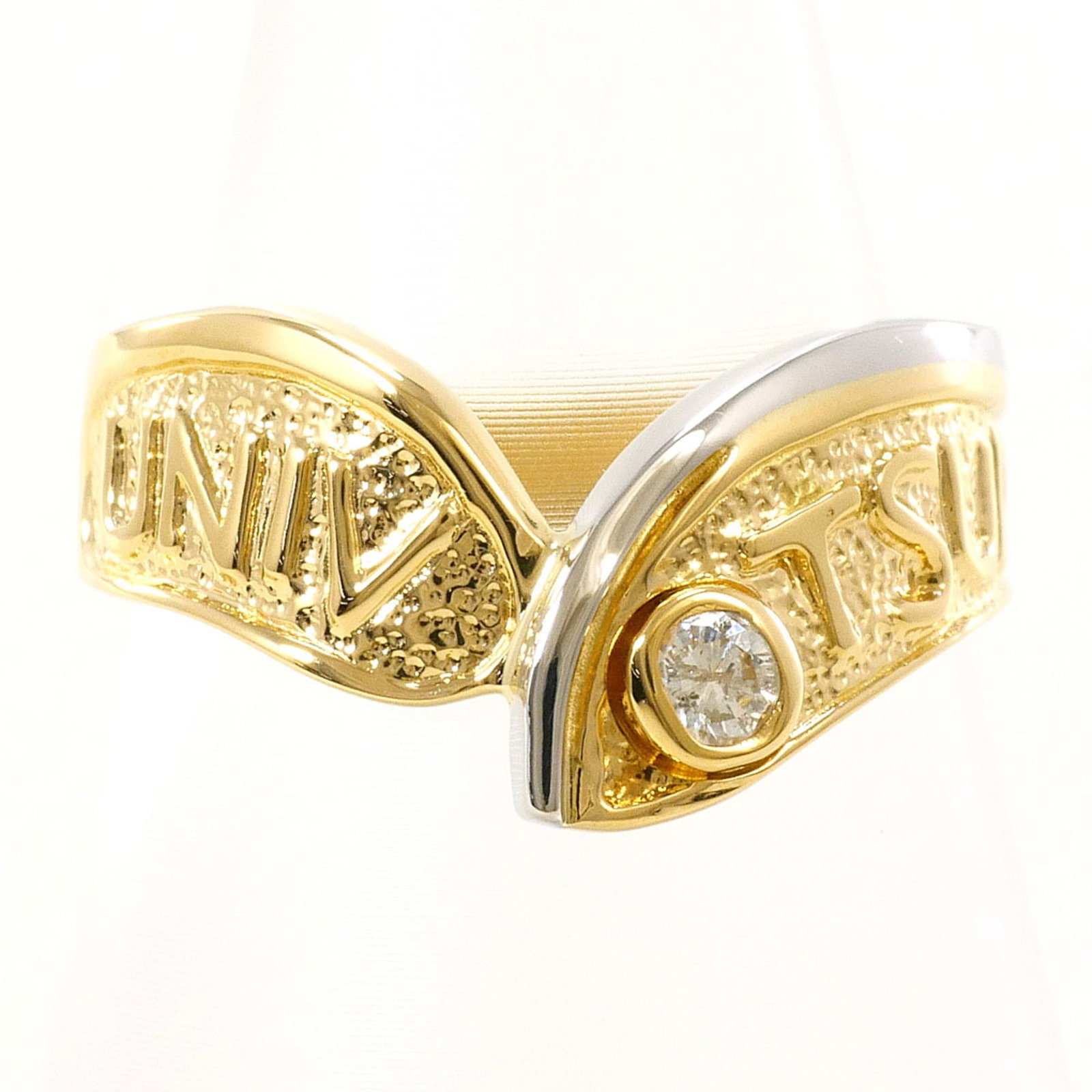 Band Ring Platinum 900 Yellow Gold (18K): Band Ring Platinum 900 Yellow Gold (18K) Platinum 900 Yellow Gold (18K) band ring features a striking combination of platinum and 18K yellow gold, creating a luxurious and eye-catching design. With a