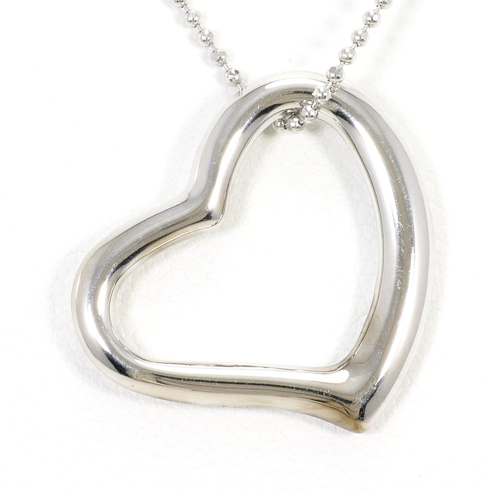 White Gold (14K): White Gold (14K) White gold (14K) necklace with a 17mm x 21mm pendant, crafted from 14K metal with a white gold color, weighing 2.4g. The necklace features a 45 cm circumference and is made from