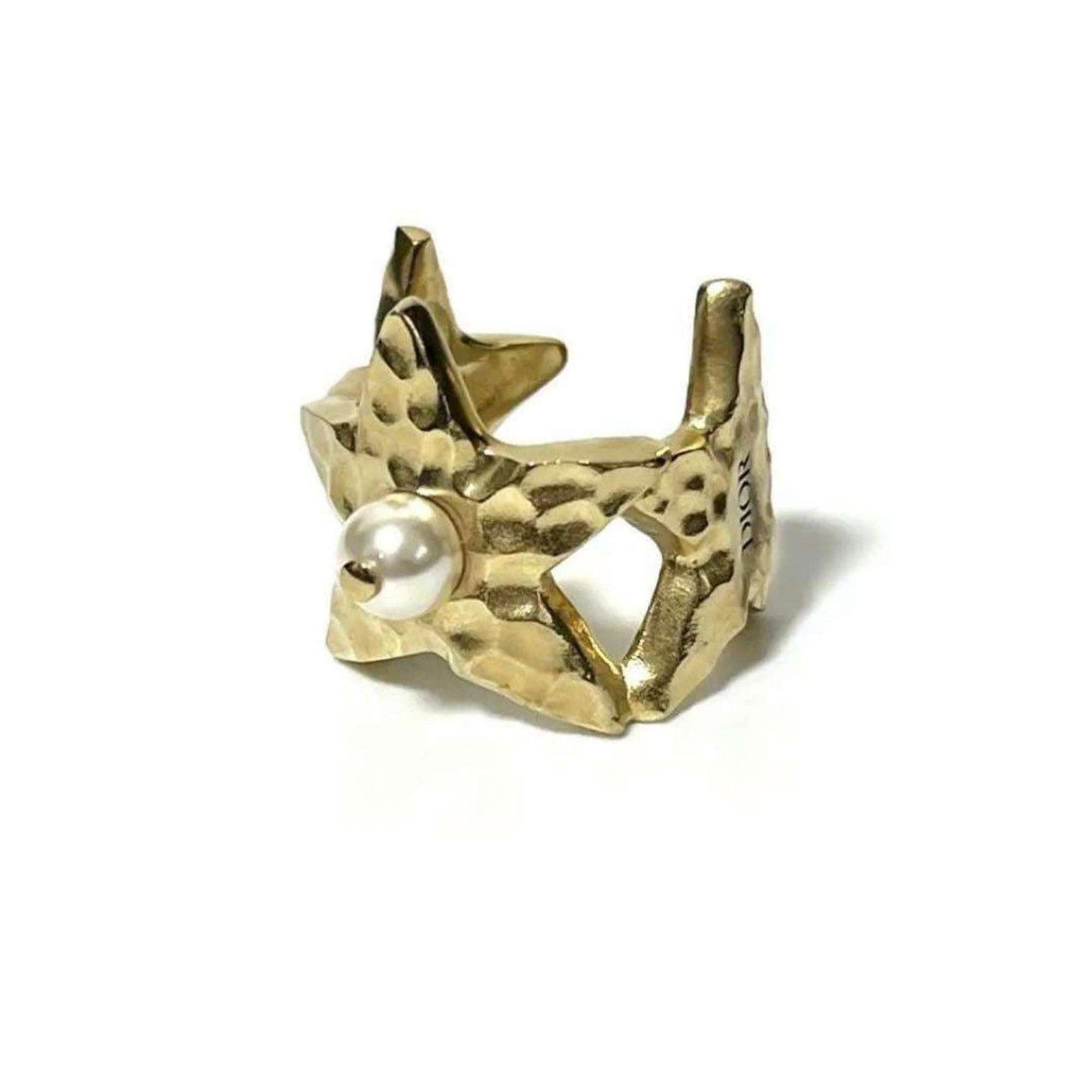 CHRISTIAN DIOR Band Ring Metal: CHRISTIAN DIOR Band Ring Metal The Christian Dior Band Ring Metal is a stunning gold metal band ring, bearing the signature of the renowned fashion brand. Made from high-quality metal, this ring