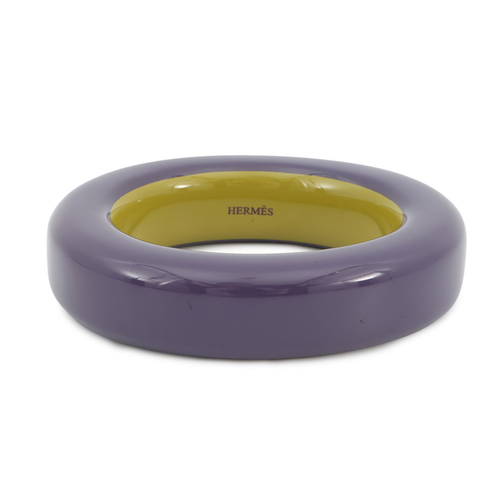 HERMES Charm Bracelet Lacquer Wood: HERMES Charm Bracelet Lacquer Wood Made from lacquer wood, this unique charm bracelet from Hermes features a striking green and purple color combination. The 18.5cm length and 2cm width make it a
