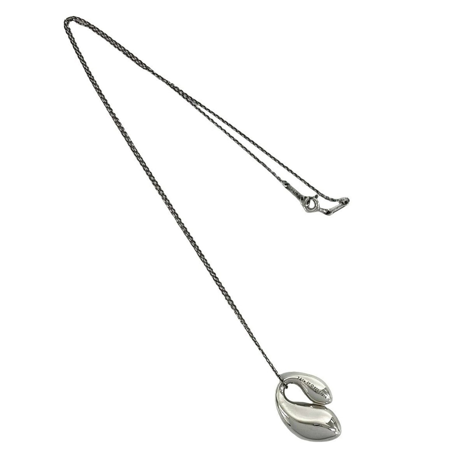 TIFFANY Silver 925: TIFFANY Silver 925 Silver 925 pendant from Tiffany, a beautiful and elegant necklace featuring a silver pendant with a 48.2 cm adjustable neck. The pendant measures 24mm x 18mm and bears visible