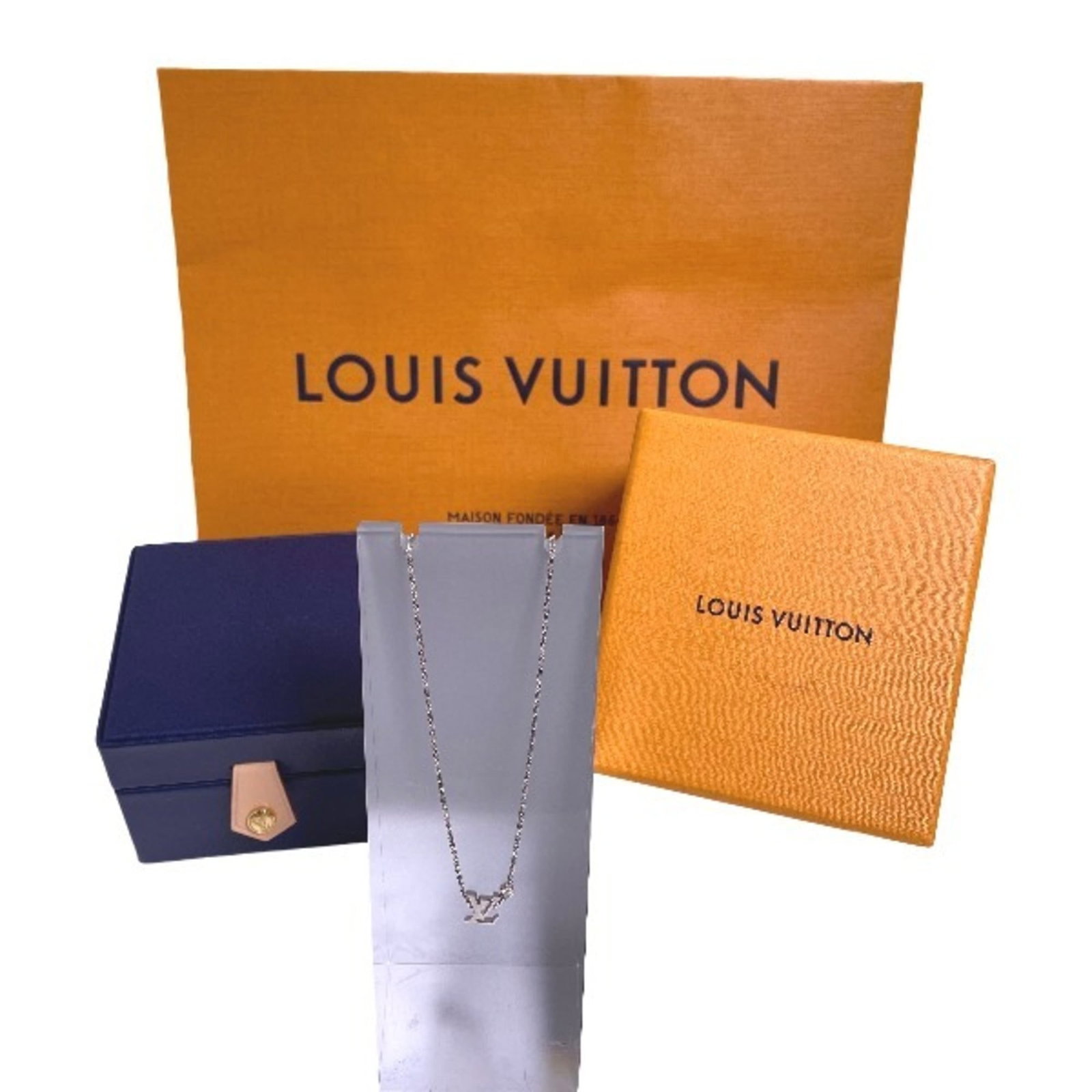 LOUIS VUITTON White Gold (18K): LOUIS VUITTON White Gold (18K) White gold (18K) necklace from Louis Vuitton, presented in a box and dust bag, boasts a sleek and sophisticated design. In excellent condition, with only the faintest