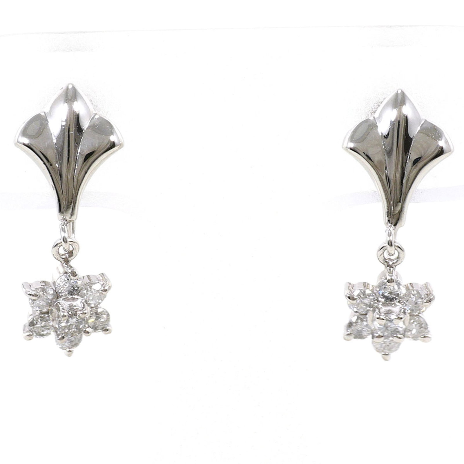 Clip Earrings Platinum 900: Clip Earrings Platinum 900 Clip earrings made from platinum 900, a high-quality metal alloy, featuring a diamond stone. Weighing 2.6g, these earrings are made to last with a weight of 0.25 carats. In