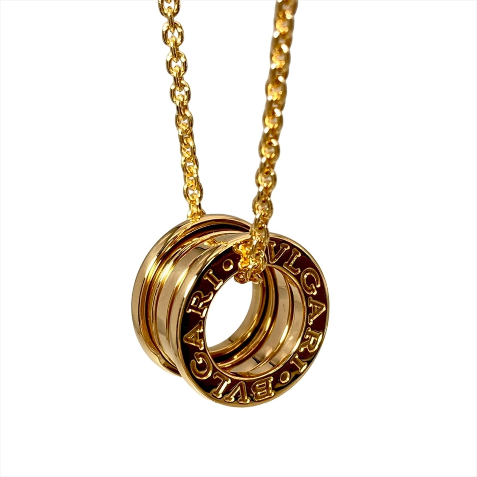 BVLGARI Yellow Gold (18K): BVLGARI Yellow Gold (18K) Yellow gold (18K) Bvlgari necklace with a 14mm x 9mm pendant, crafted from 18K metal, features a 40 cm / 15.74'' adjustable neck circumference. Gently used with minor signs