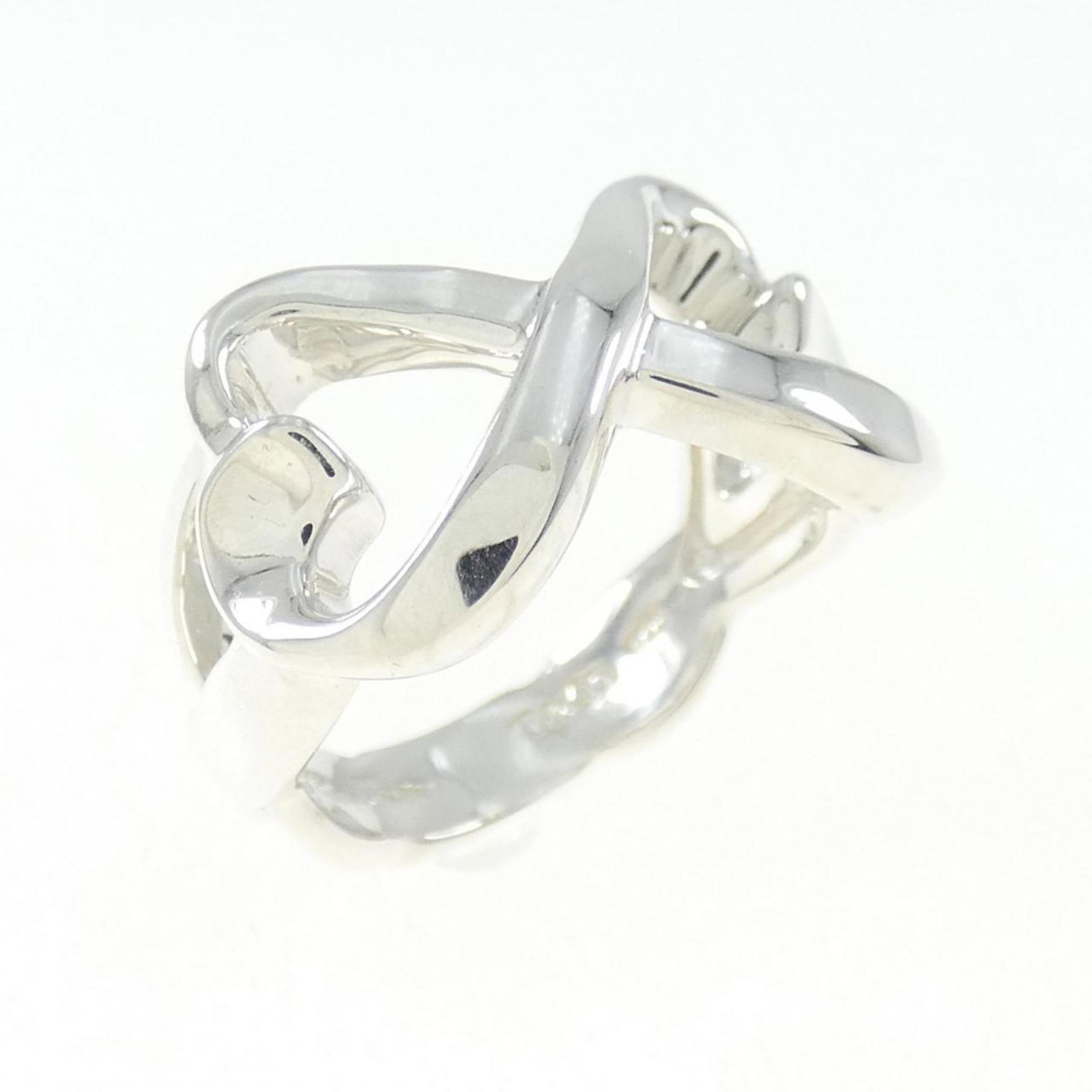 TIFFANY Band Ring Silver 925: TIFFANY Band Ring Silver 925 Silver 925 band ring from Tiffany, featuring a classic design with a 4 US size and 11.2mm width. Gently used with minor signs of wear, this ring is in very good condition