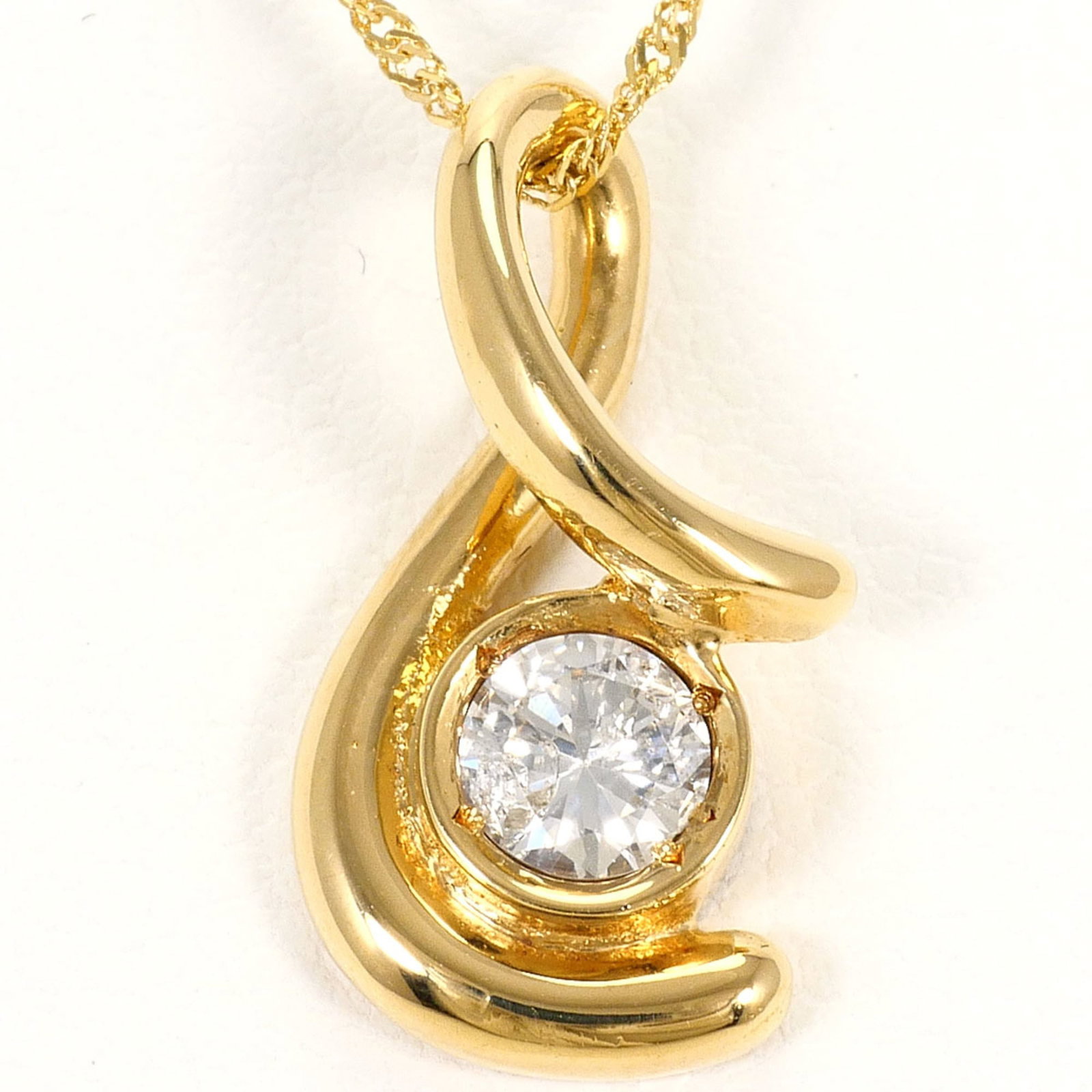 Yellow Gold (18K): Yellow Gold (18K) Yellow gold (18K) necklace with a 17mm x 9mm pendant, crafted from 2.9g of 18K yellow gold, and featuring a 39 cm circumference. The necklace is in like new condition, with only the