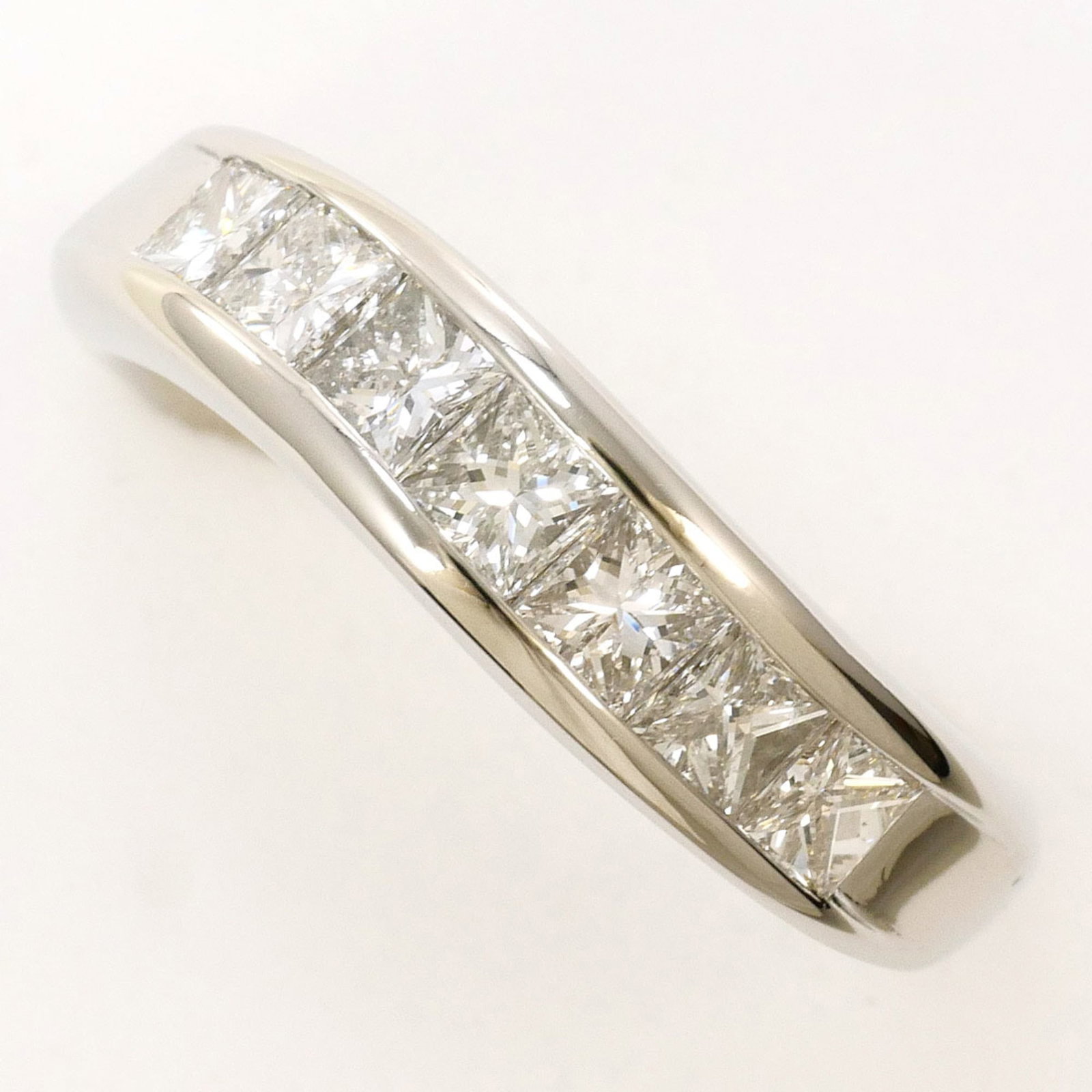 Band Ring Platinum 900: Band Ring Platinum 900 Platinum 900 band ring boasts a sleek 5mm width and a diamond stone weighing 1.00 carat, set in a high-quality platinum band. This like-new band ring features a US size 6.5 and