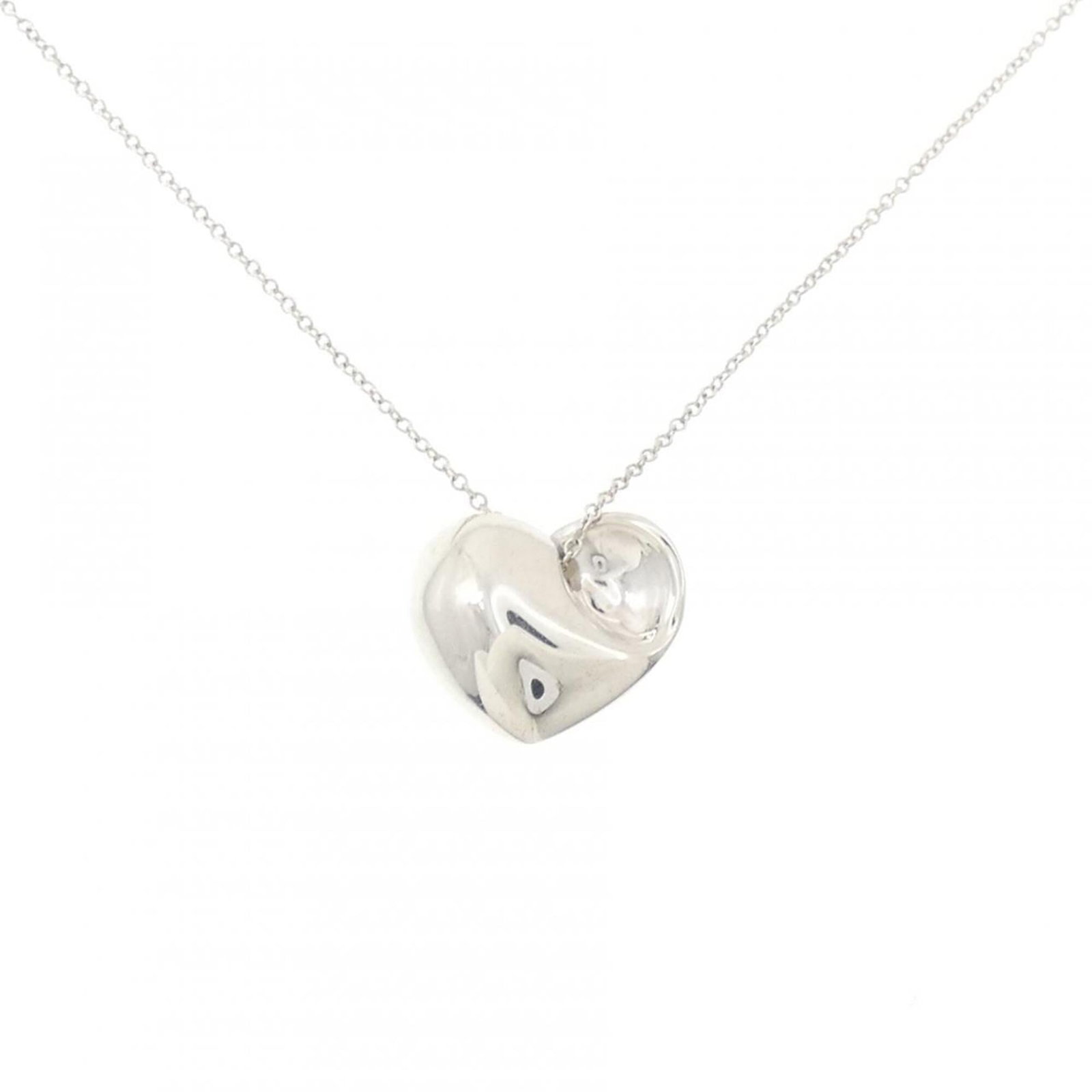 TIFFANY Silver 925: TIFFANY Silver 925 Tiffany's iconic silver 925 necklace features a beautiful pendant, measuring 14.3mm x 16mm, suspended from a 40 cm chain. The necklace has been gently used and shows minor signs of 