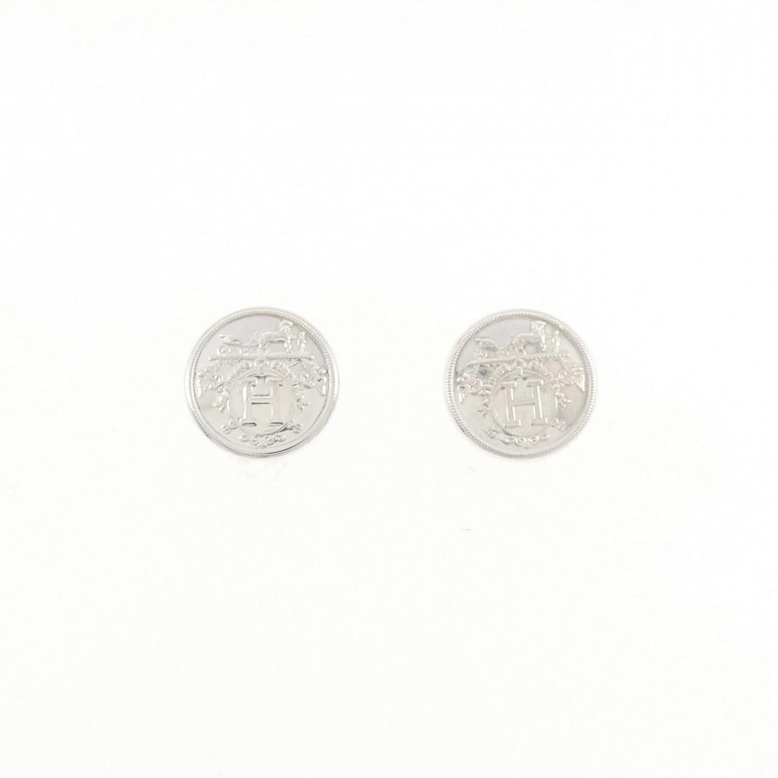 HERMES Stud Earrings Silver 925: HERMES Stud Earrings Silver 925 Silver 925 Stud Earrings from Hermes Feature a Timeless Design. Gently used with minor signs of wear, these stud earrings showcase a high-quality silver finish. Small s