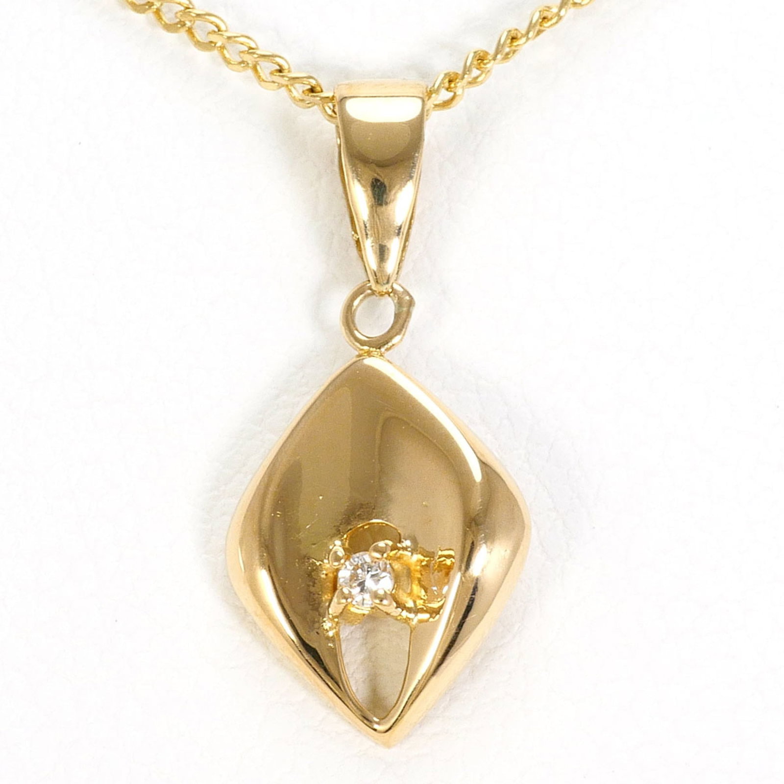 Yellow Gold (18K): Yellow Gold (18K) Yellow gold (18K) necklace with a 2.3g diamond pendant, featuring a 20mm x 8mm pendant size and a 41 cm / 16.14'' neck circumference. Made from 18K yellow gold, this necklace boasts
