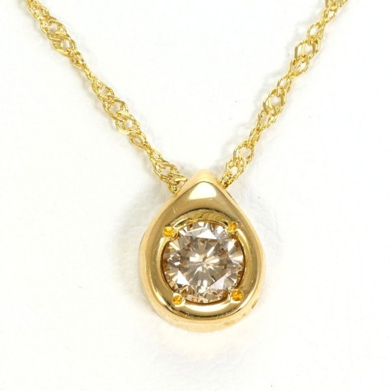 Yellow Gold (18K): Yellow Gold (18K) Yellow gold (18K) necklace with a 1.1g diamond pendant, featuring a 40 cm chain and a 6mm x 5mm pendant. This necklace is made from 18K yellow gold and has a like new condition, with