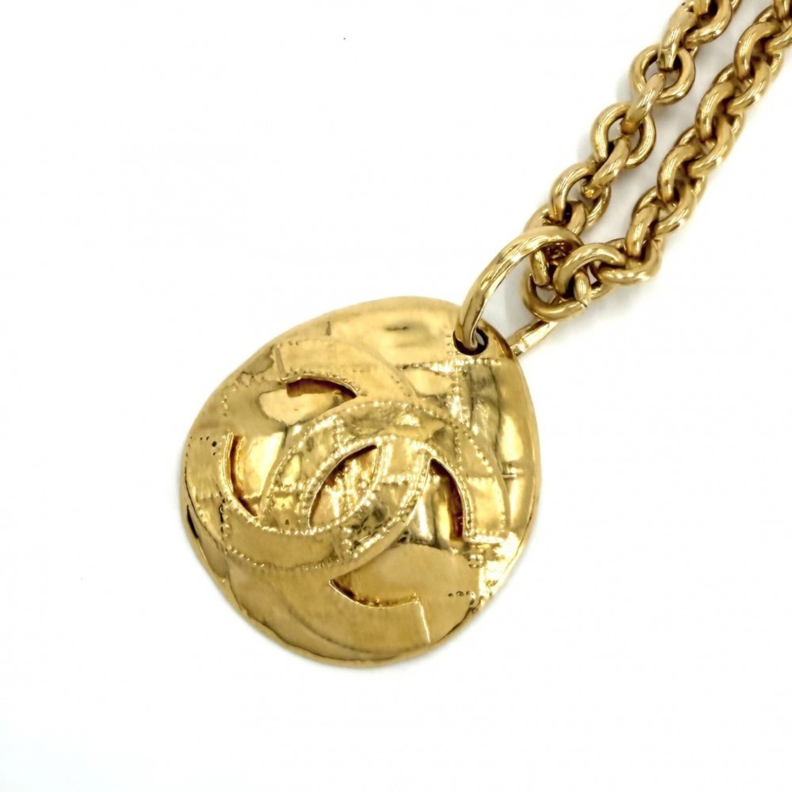 CHANEL Gold Plating: CHANEL Gold Plating Gold plating details are on full display in this CHANEL necklace, featuring a 45mm x 40mm pendant with a 79 cm / 31.1'' adjustable neck circumference. The necklace bears visible