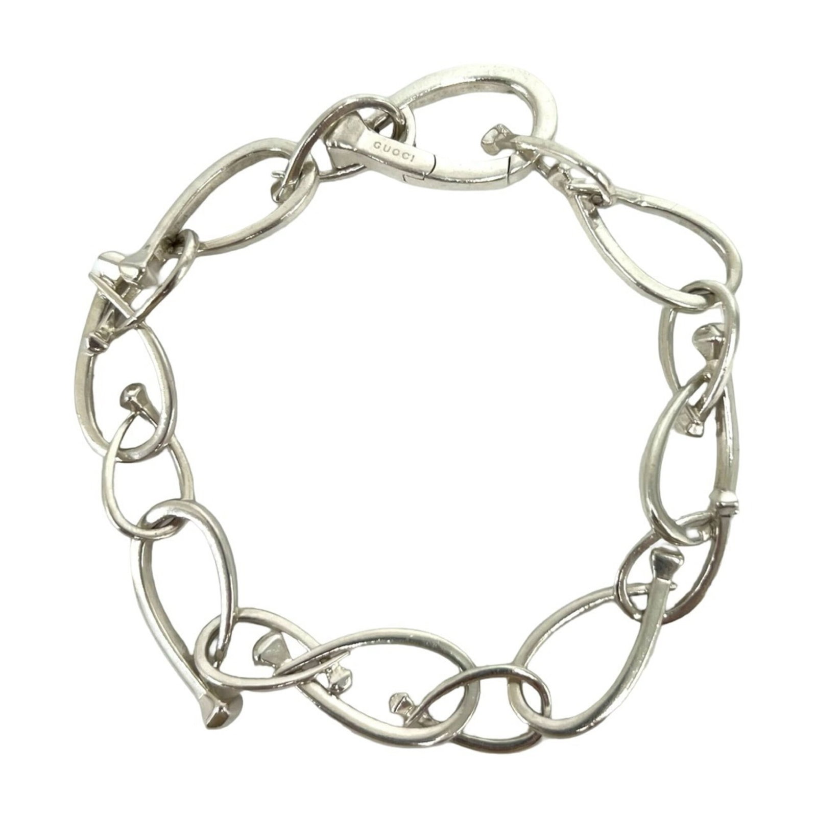 GUCCI Charm Bracelet Silver 925: GUCCI Charm Bracelet Silver 925 Silver 925 charm bracelet from Gucci, featuring a classic design with visible scratches and scuffs. Measuring 19.5cm in length, this charm bracelet is a good condition