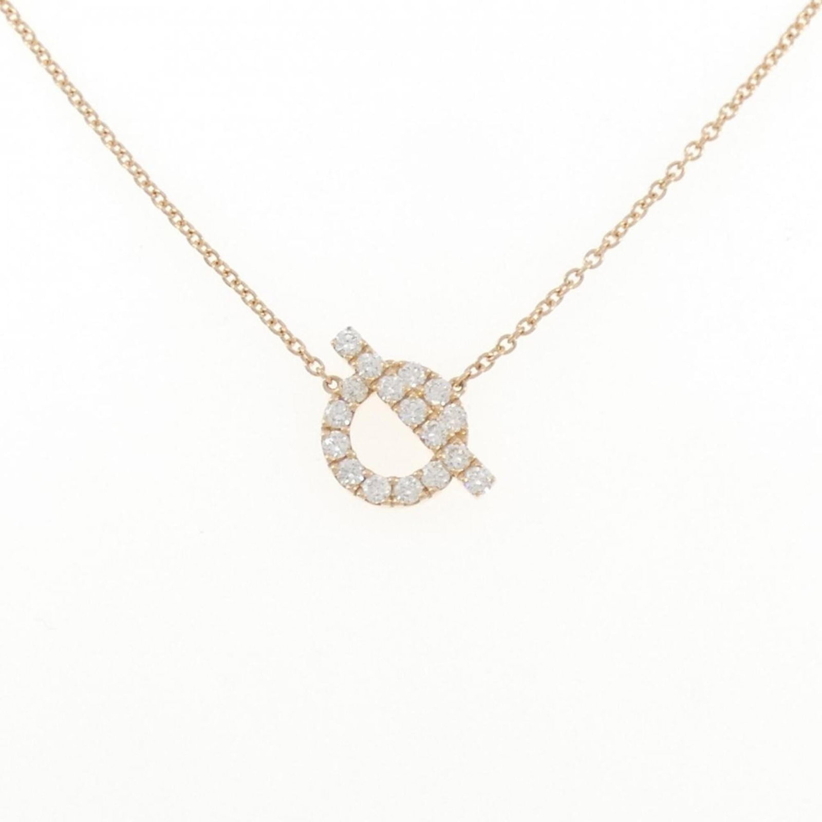 HERMES Pink Gold (18K): HERMES Pink Gold (18K) Pink gold (18K) pendant from Hermes, featuring a 4g diamond. The necklace measures 39-41 cm in circumference and has a pendant size of 12.5mm x 12.1mm. Gently used with minor
