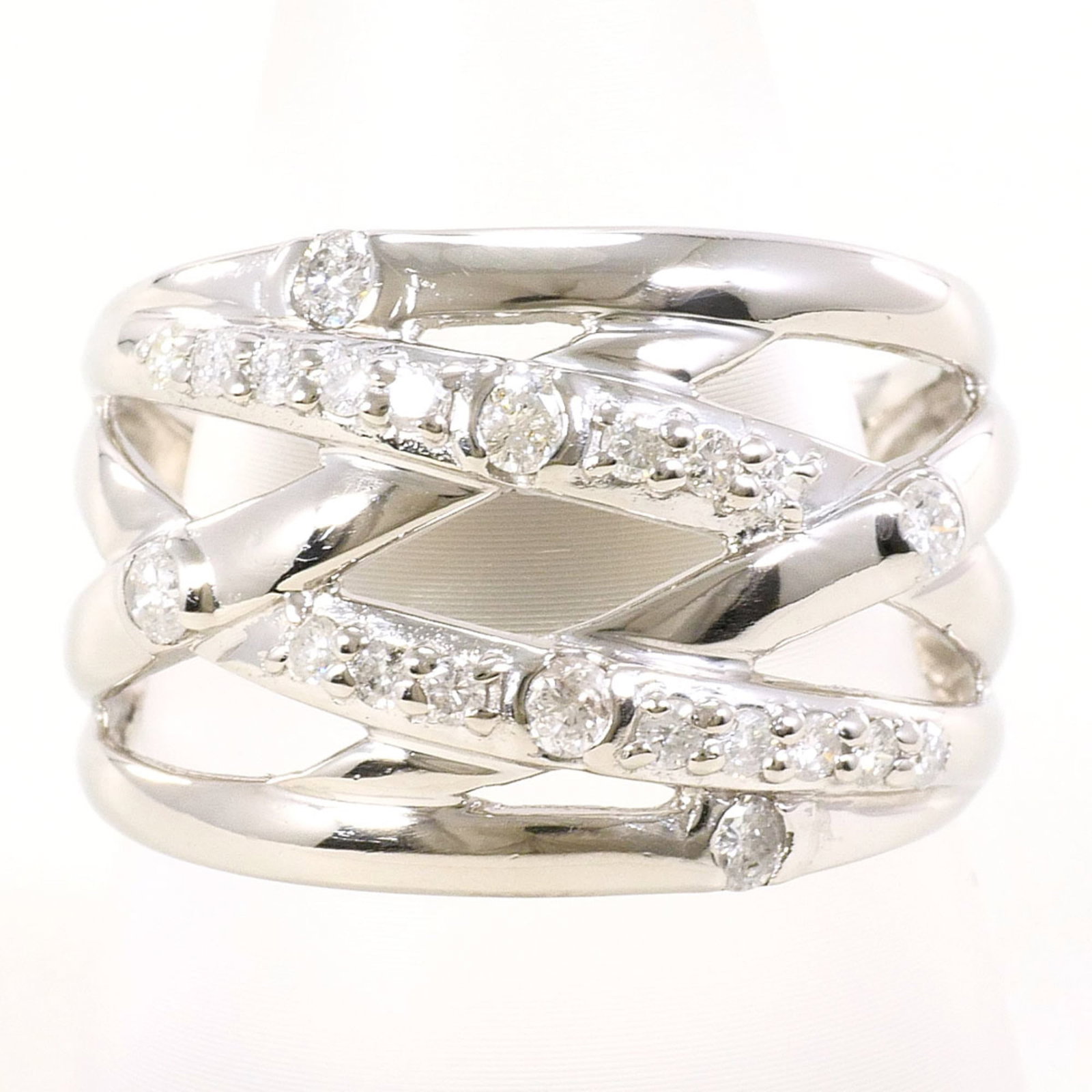 Band Ring Platinum 900: Band Ring Platinum 900 Platinum 900 band ring boasts a striking 0.50 carat diamond, set in a sleek platinum band with a US size 8 fit. The ring's 15mm width and 9.7g weight provide a substantial feel,