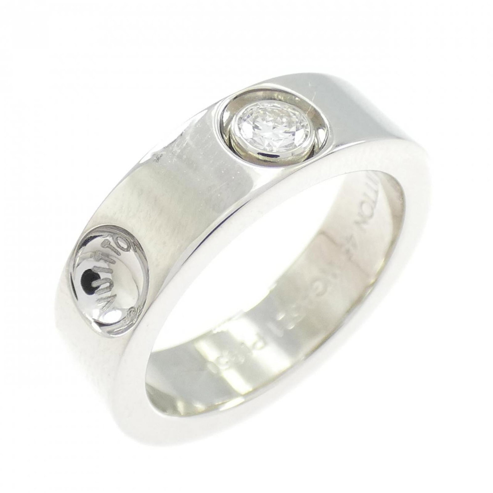 LOUIS VUITTON Band Ring Platinum 950: LOUIS VUITTON Band Ring Platinum 950 Platinum 950 band ring from Louis Vuitton, featuring a sleek and modern design. This like new used ring boasts excellent condition with only the faintest traces