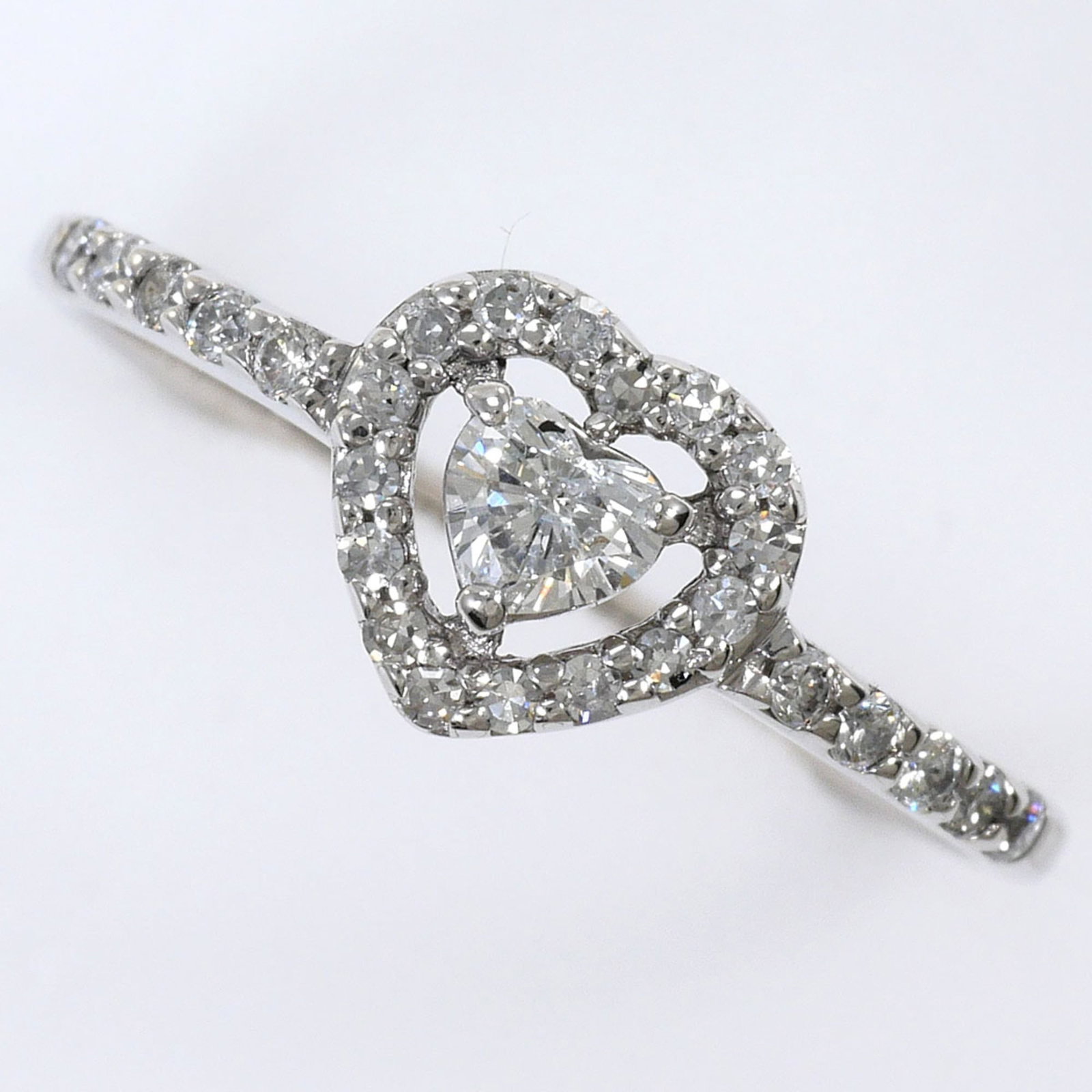 Band Ring White Gold (14K): Band Ring White Gold (14K) White gold band ring in 14K purity, with a diamond stone and a slender 7mm width, making it a stylish and elegant accessory. This band ring is in like new condition, with