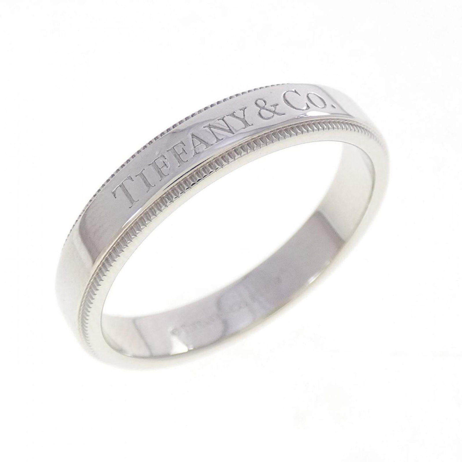TIFFANY Band Ring Platinum 950: TIFFANY Band Ring Platinum 950 Tiffany's iconic platinum band ring, crafted from 950 platinum, offers a sleek and sophisticated design. This gently used ring features minor signs of wear, including sm