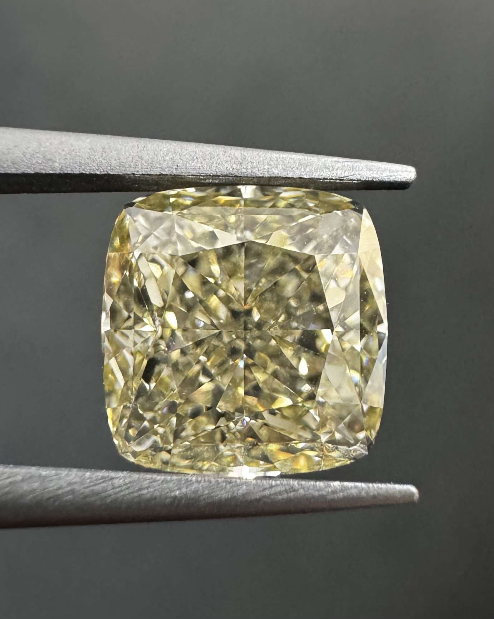 GIA Cushion Brilliant 2.06ct Fancy Brownish Greenish Yellow VVS2 - Loose Natural Diamond (1 of 1)