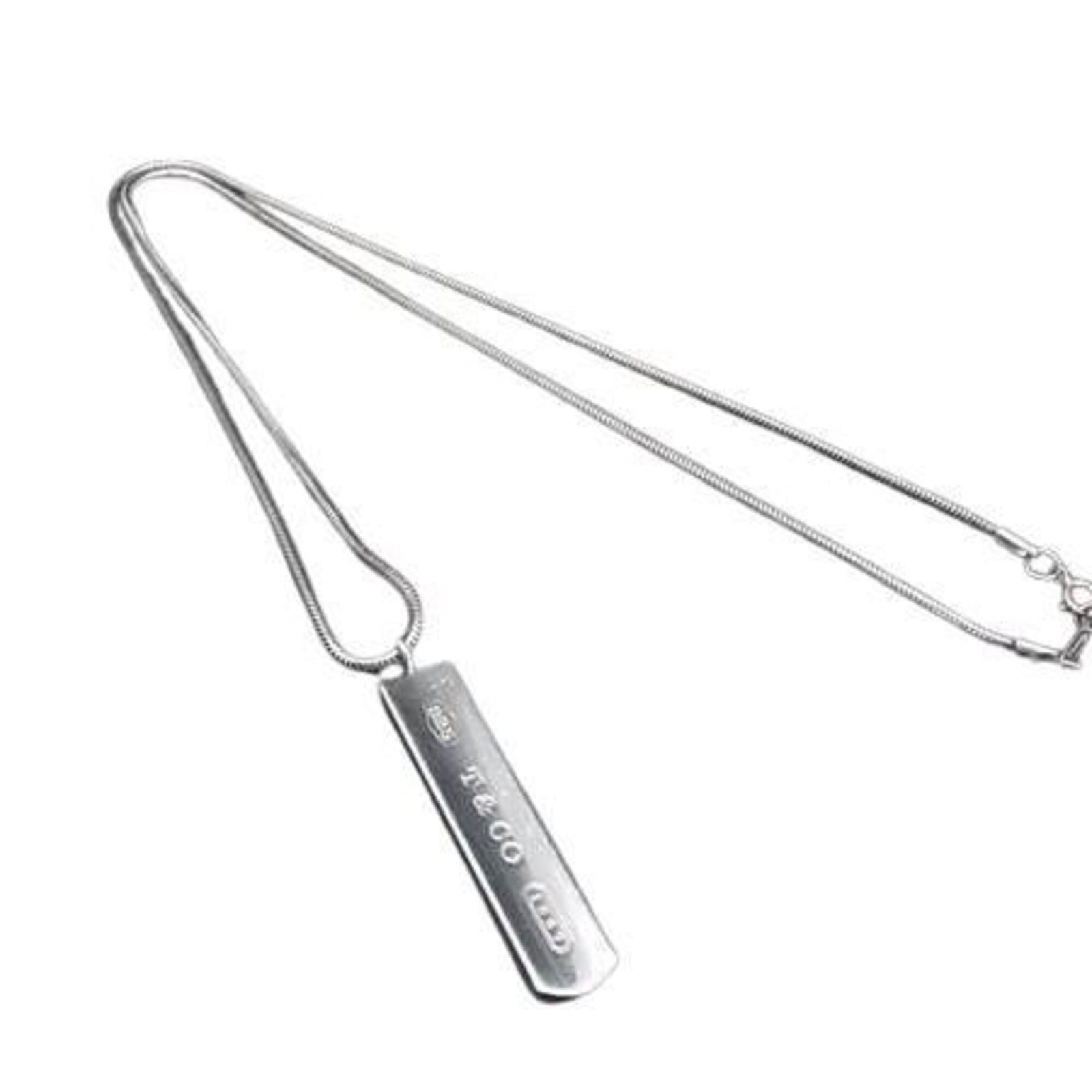 TIFFANY Silver 925: TIFFANY Silver 925 Silver pendant from Tiffany, made from 925 sterling silver, with a 40mm x 8mm size and a 45cm neck circumference, bearing a visible signature. The pendant has scratches and scuffs, 