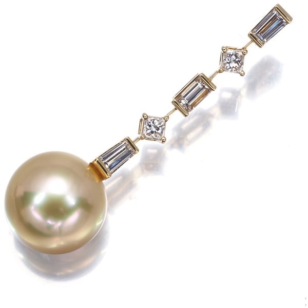 Mikimoto Pendant Golden South Sea Pearl 12.0Mm Diamond 0.64Ct 18K Yg: Mikimoto Pendant Golden South Sea Pearl 12.0Mm Diamond 0.64Ct 18K Yg Yellow Gold Mikimoto Pendant showcases a stunning 12.0mm South Sea Pearl surrounded by a 0.64ct diamond, set in 18k yellow gold. Th