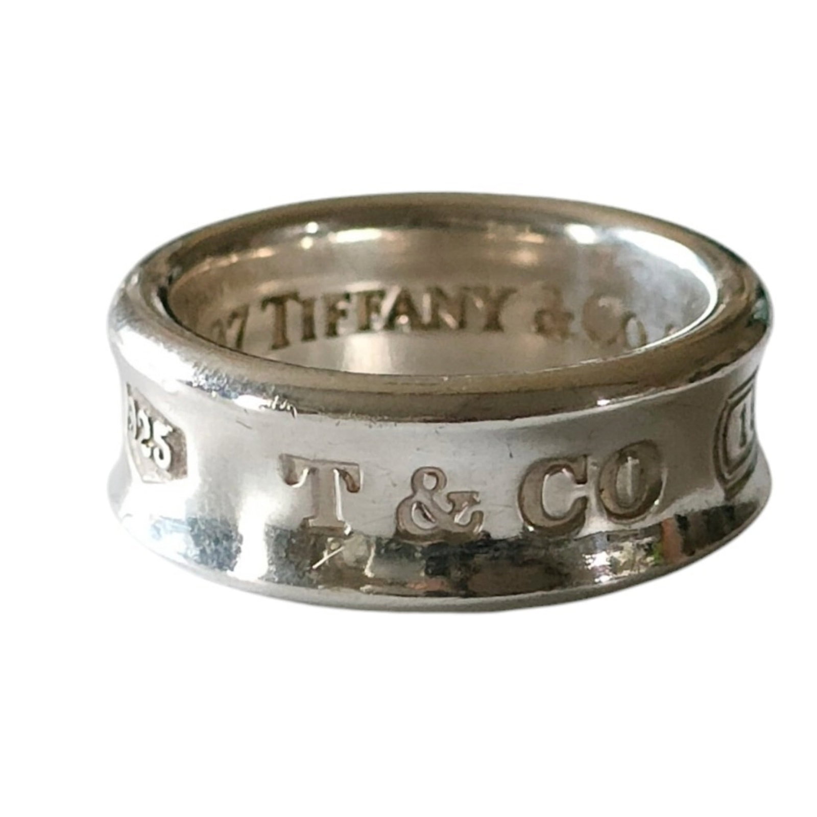 TIFFANY Band Ring Silver 925: TIFFANY Band Ring Silver 925 Silver 925 band ring from Tiffany, featuring a sleek 6mm width and inner diameter of 15mm, crafted from high-quality sterling silver. This like new used ring boasts a stur