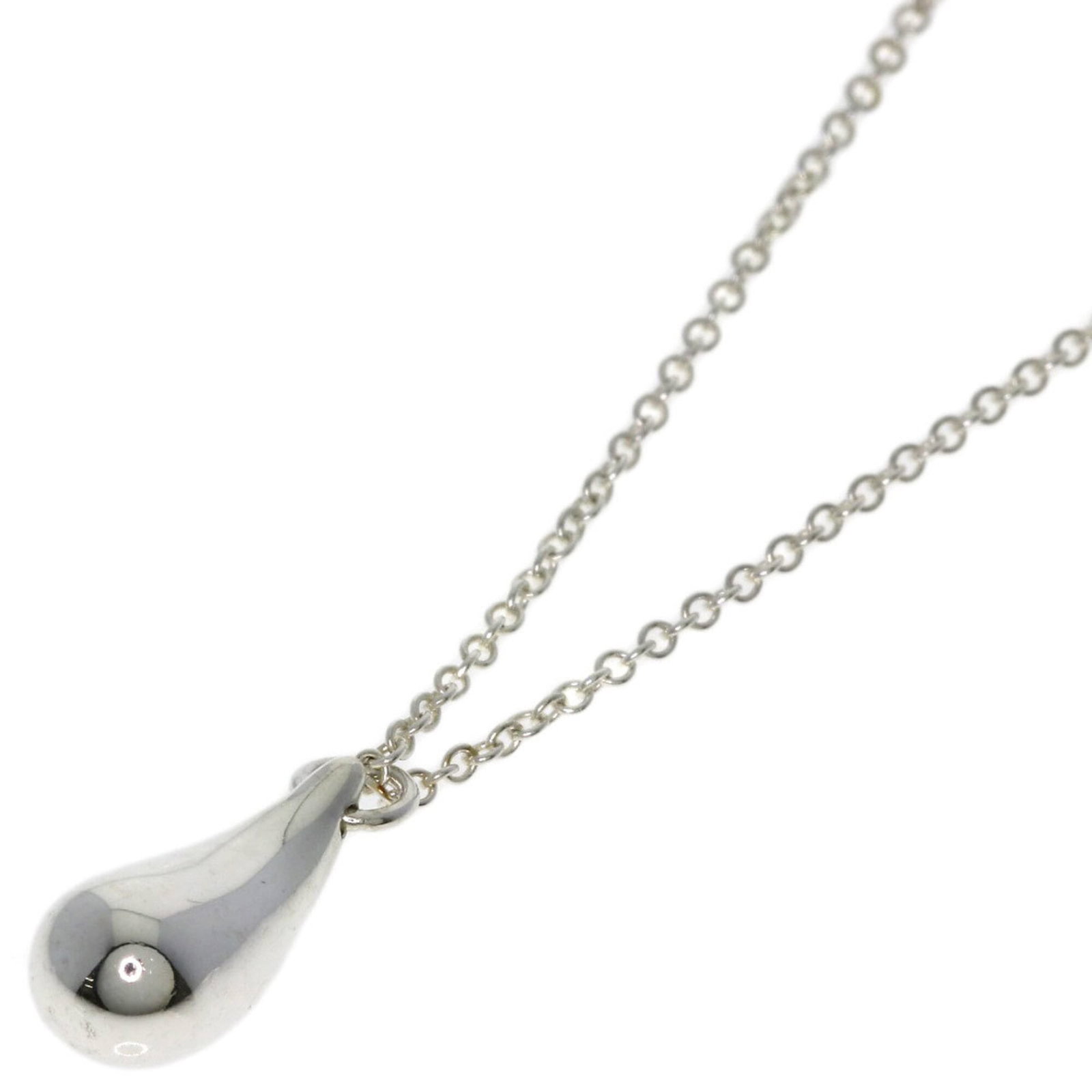 TIFFANY Silver Necklace: TIFFANY Silver Necklace The Tiffany Silver Necklace boasts a sleek, silver design with a 12.2mm x 5.7mm pendant, set against a 41.5 cm / 16.33'' chain. This gently used necklace features minor signs o